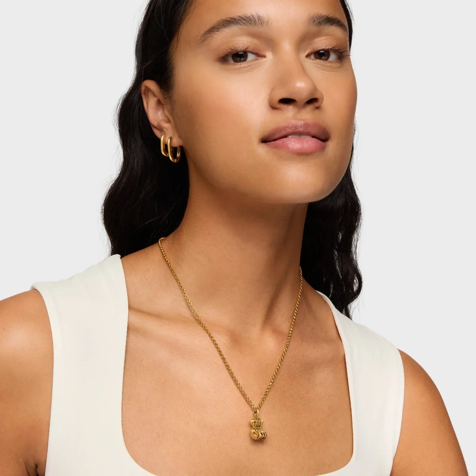 אישה עם שרשרת ותליון זהב עגול ועגילי זהב, CHOZEN תכשיטים יוקרתיים