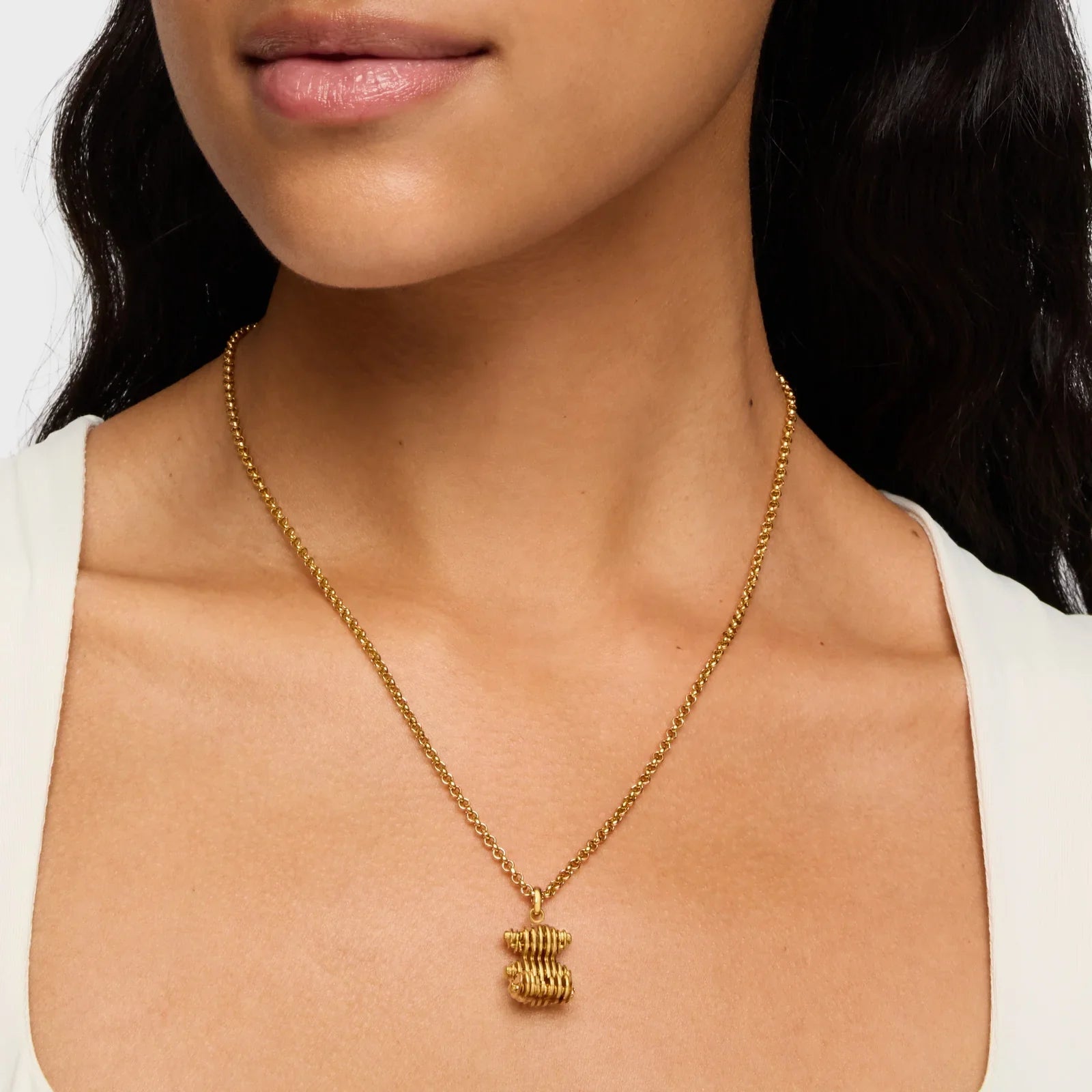 שרשרת זהב לנשים עם תליון אלגנטי, צילום על דוגמנית, קולקציה CHOZEN מותגים מובילים