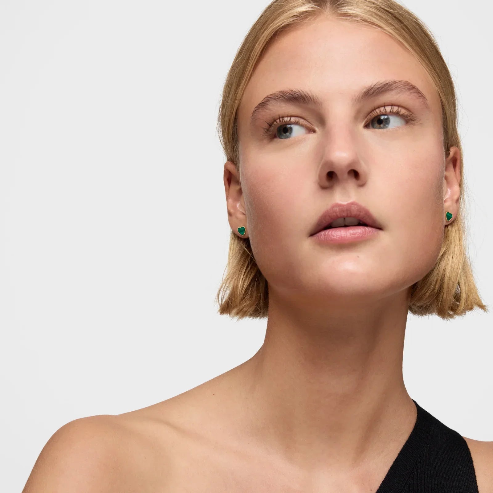 דוגמנית עונדת עגילי לב ירוקים, אופנה יוקרתית מקבוצת אלפא CHOZEN