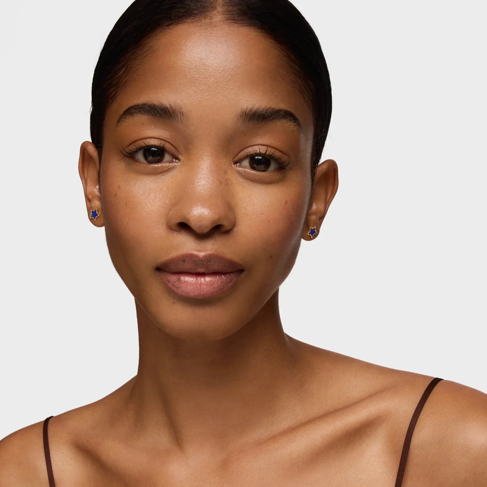 אישה עונדת עגילי כוכב כחול, צילום תקריב, אופנה CHOZEN, תכשיטים יוקרתיים