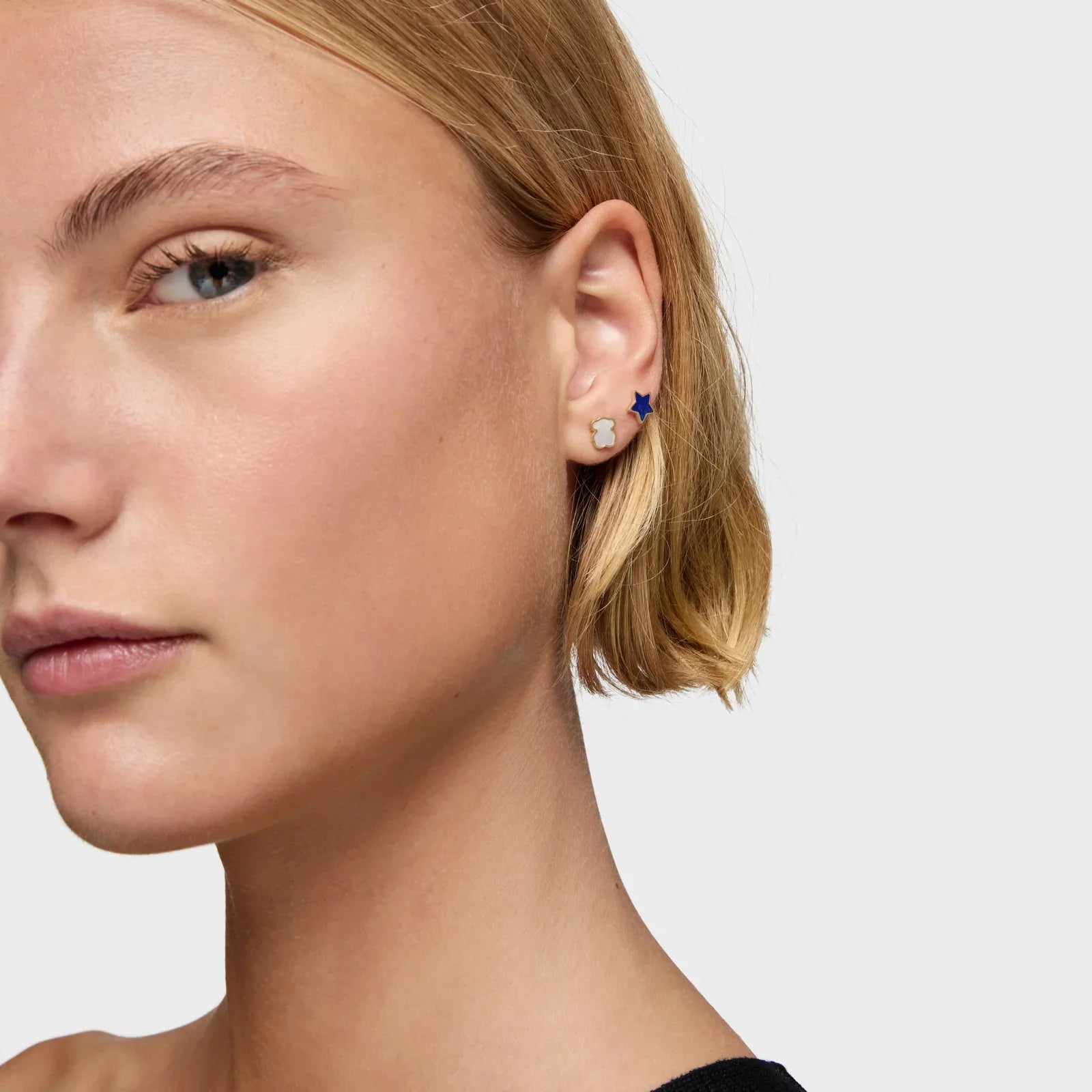 עגילי דובון וכוכב כחול על אוזן דוגמנית, תכשיטים טרנדיים ב-CHOZEN