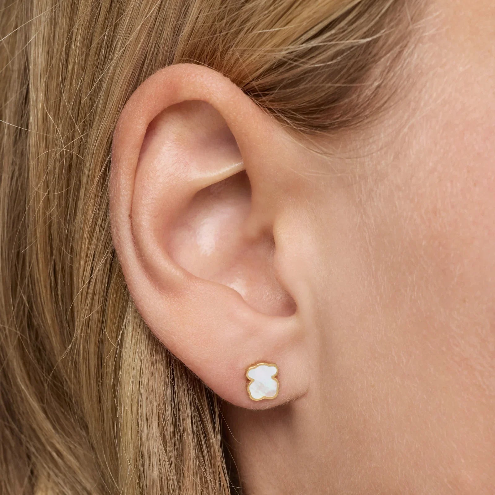 עגיל צמוד זהב לבן קטן בעיצוב פרח על אוזן, תכשיטי CHOZEN מותגים מובילים בישראל