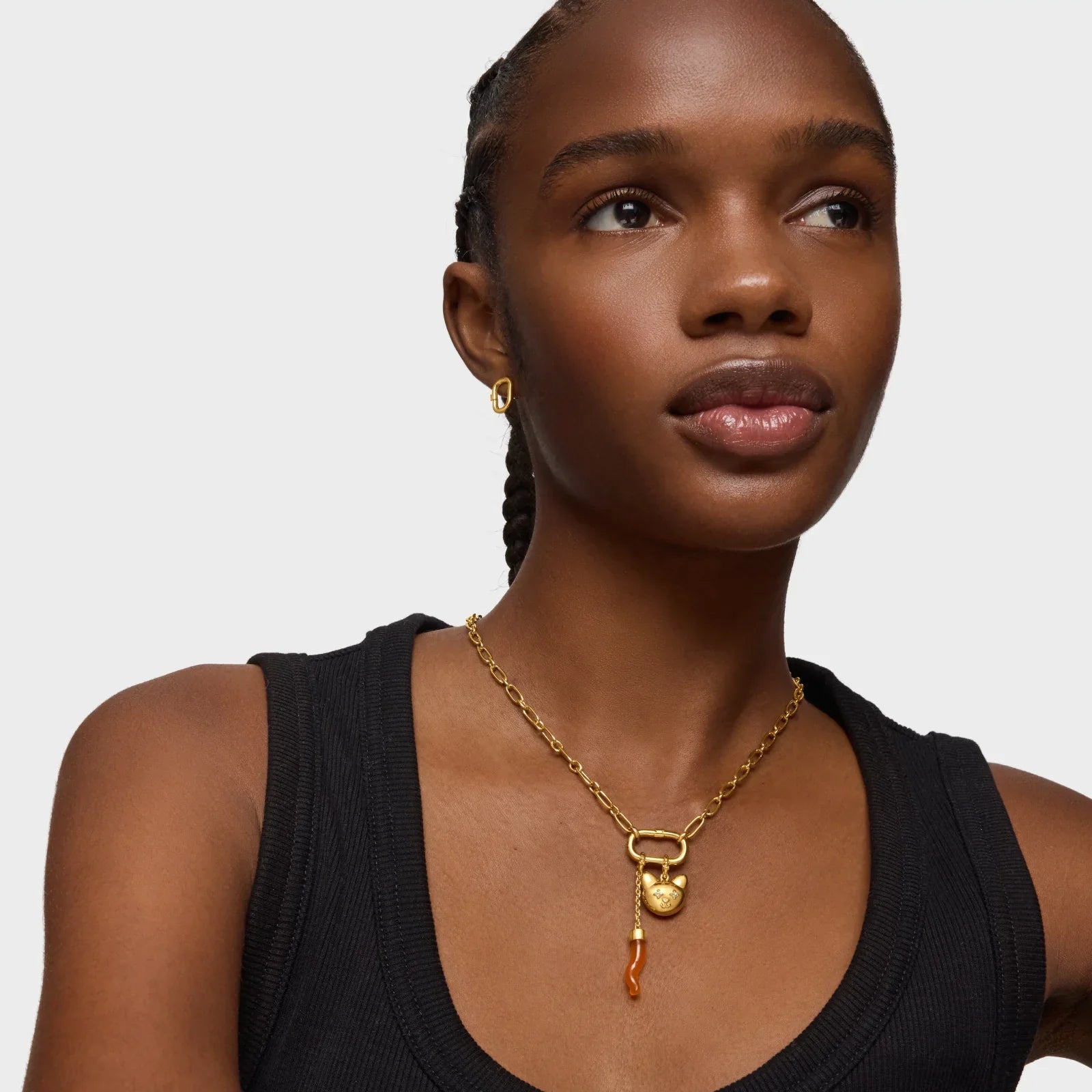 דוגמנית עונדת שרשרת זהב בעיצוב ייחודי ועגילי זהב, צילום תכשיטים לאתר CHOZEN