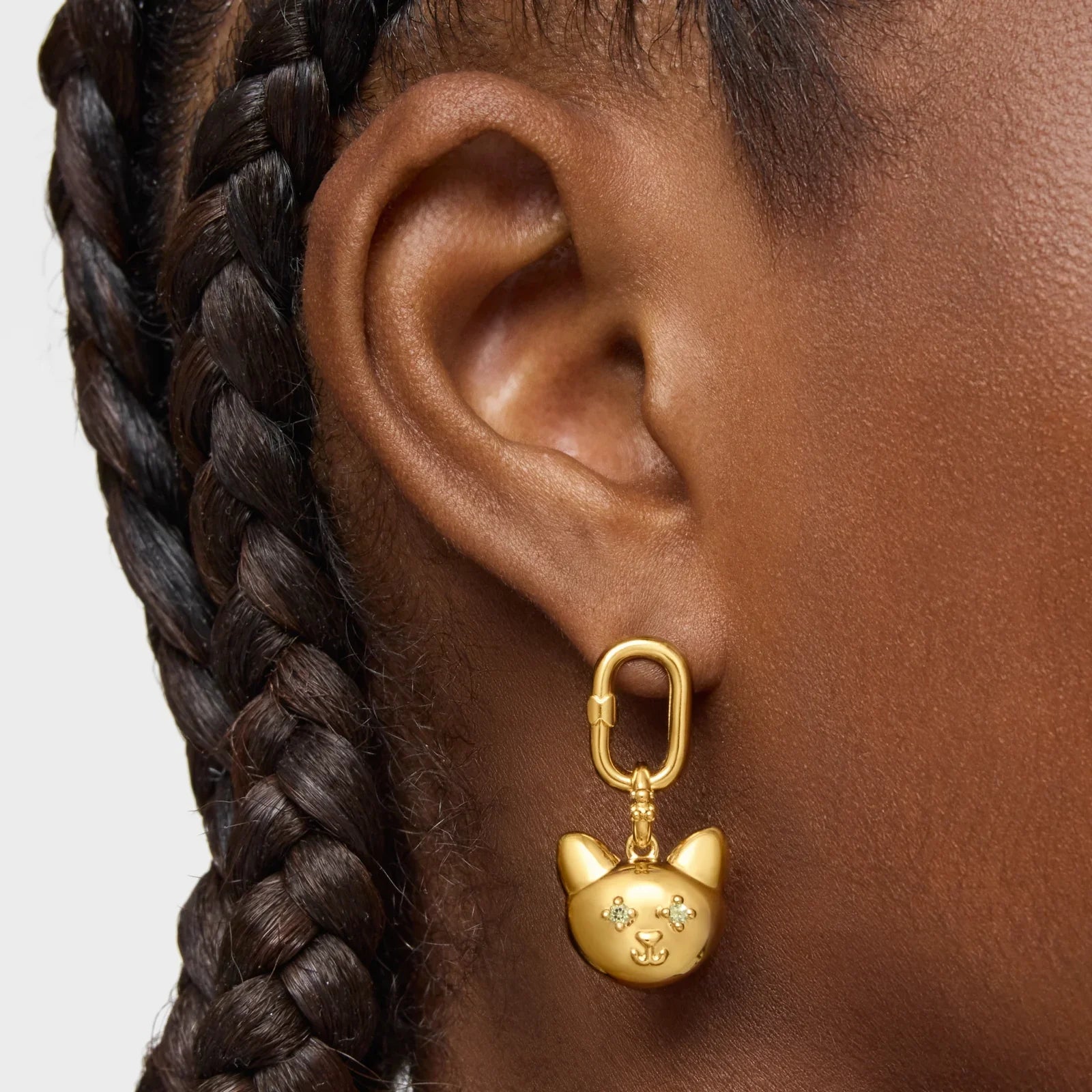 עגיל זהב מעוצב דמות חתול לאישה, תקריב אוזן, אופנה יוקרתית CHOZEN