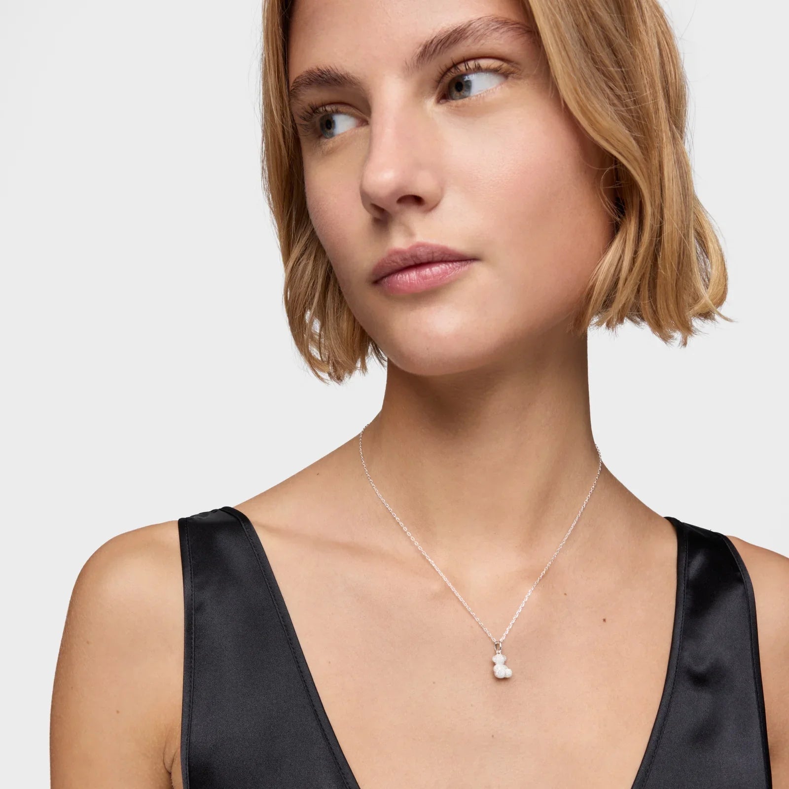 דוגמנית לובשת שמלת סאטן שחורה ושרשרת כסף עדינה, צילום תדמית CHOZEN