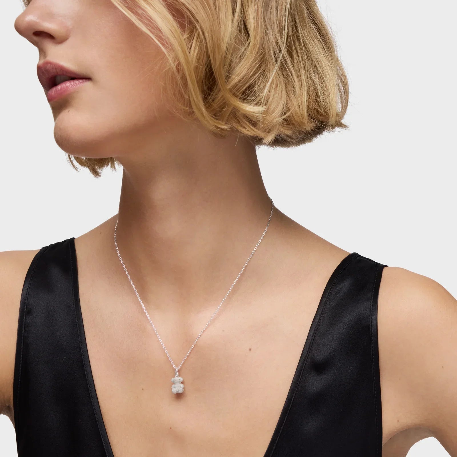 שרשרת עדינה עם תליון פרח כסף על דוגמנית, תכשיט יוקרתי לנשים CHOZEN