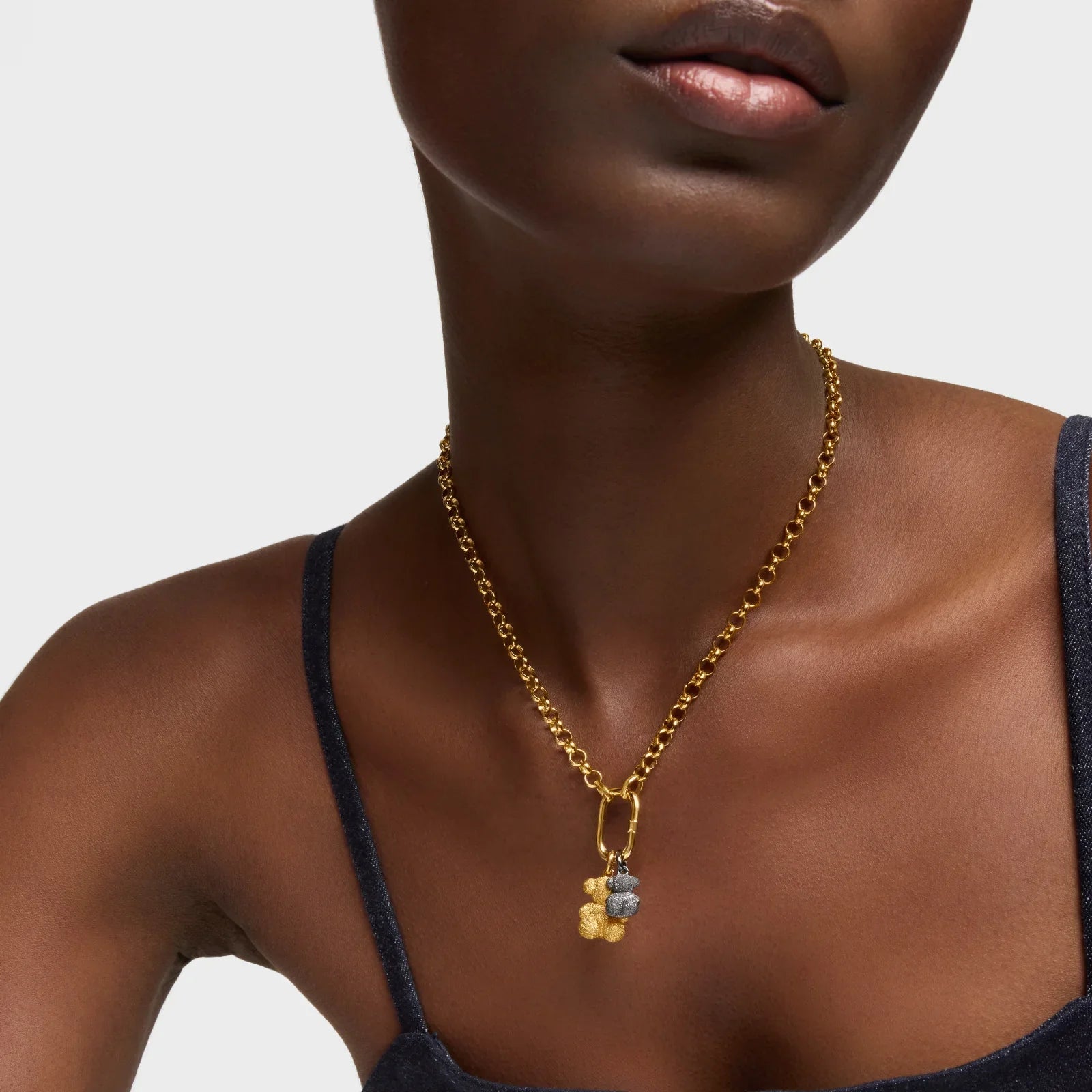 שרשרת זהב אופנתית עם תליונים מעוצבים על צוואר דוגמנית, קולקציית תכשיטים CHOZEN