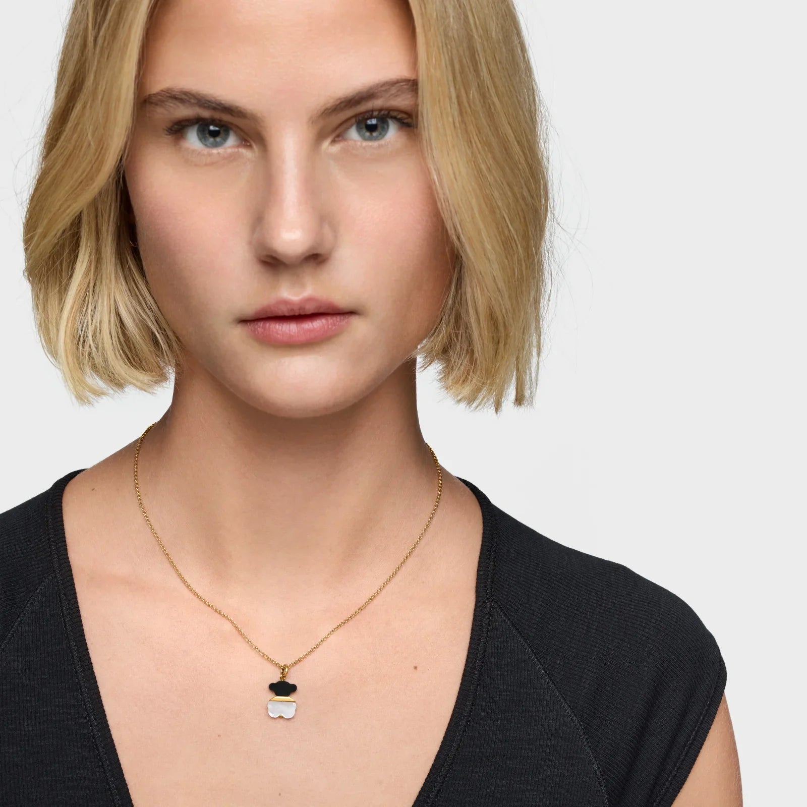 דגם אישה עונדת שרשרת זהב עם תליון עיצוב מודרני, תכשיטים CHOZEN אופנה יוקרתית