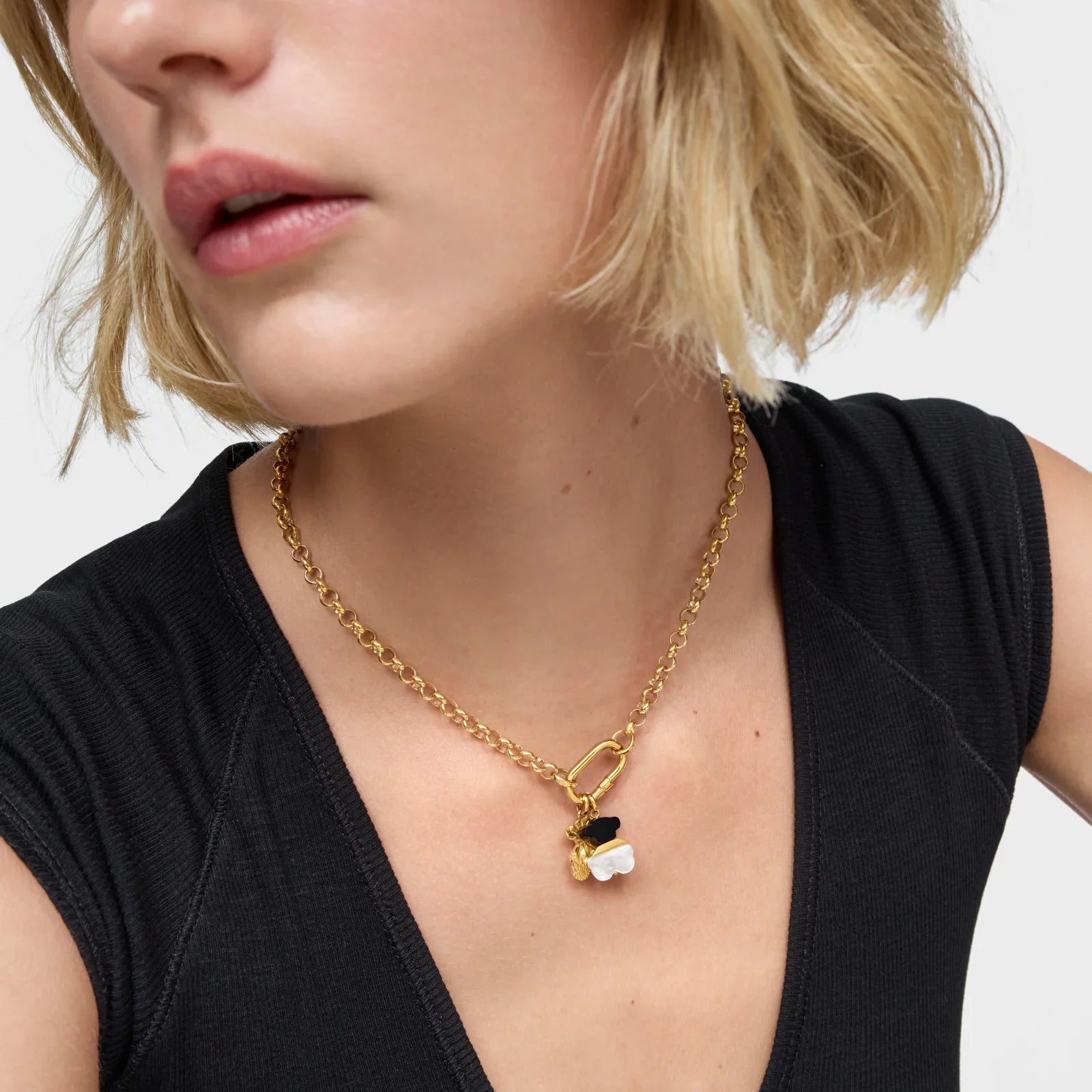 שרשרת זהב טרנדית עם תליון ייחודי לאישה, אופנה מבית CHOZEN, צילום תקריב
