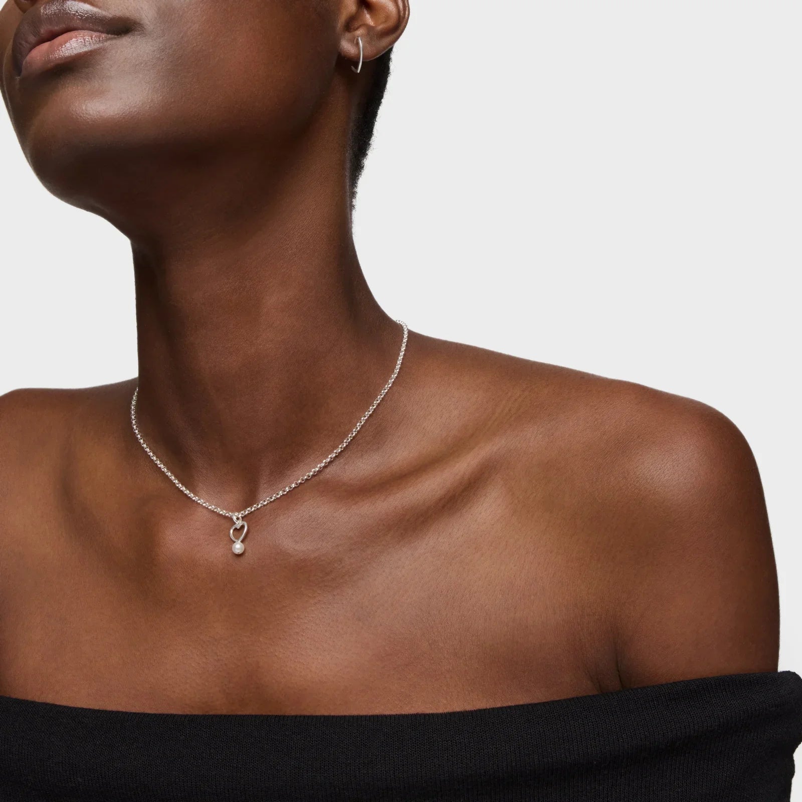 דוגמנית עונדת שרשרת כסף עדינה עם תליון פנינה, תכשיטים יוקרתיים CHOZEN