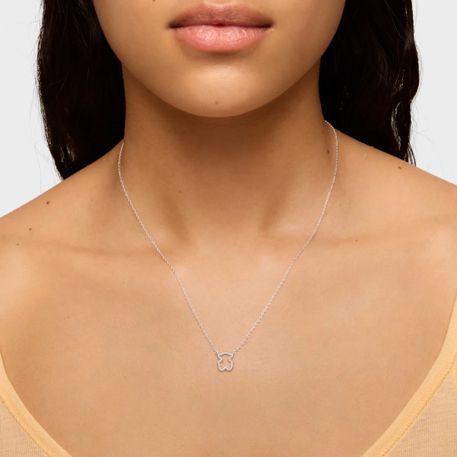 שרשרת כסף עם תליון דובי עדין על צוואר אישה, תכשיטי אופנה CHOZEN מבית קבוצת אלפא