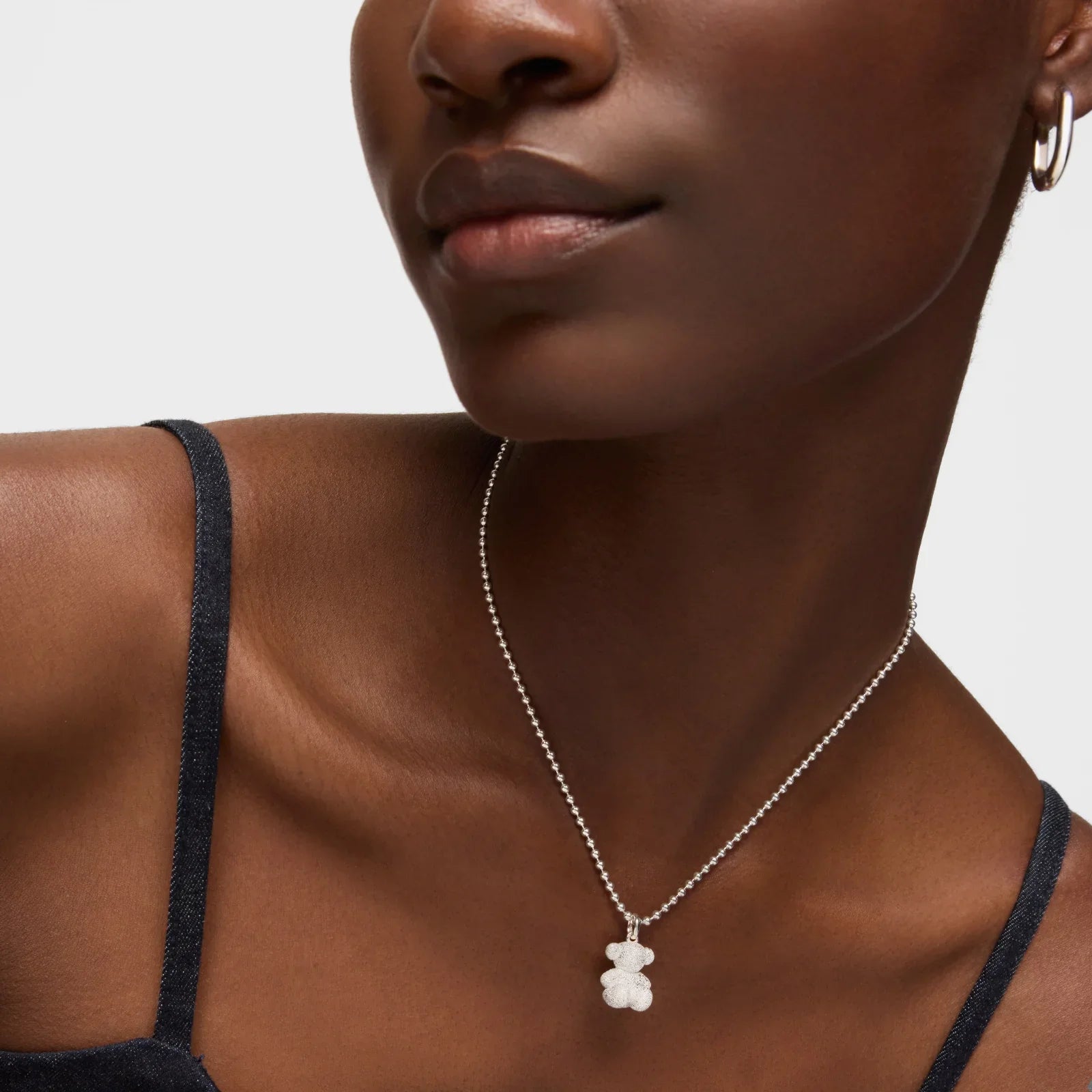 שרשרת עם תליון דוב נוצץ לאישה על צוואר, תכשיטים יוקרתיים מבית CHOZEN