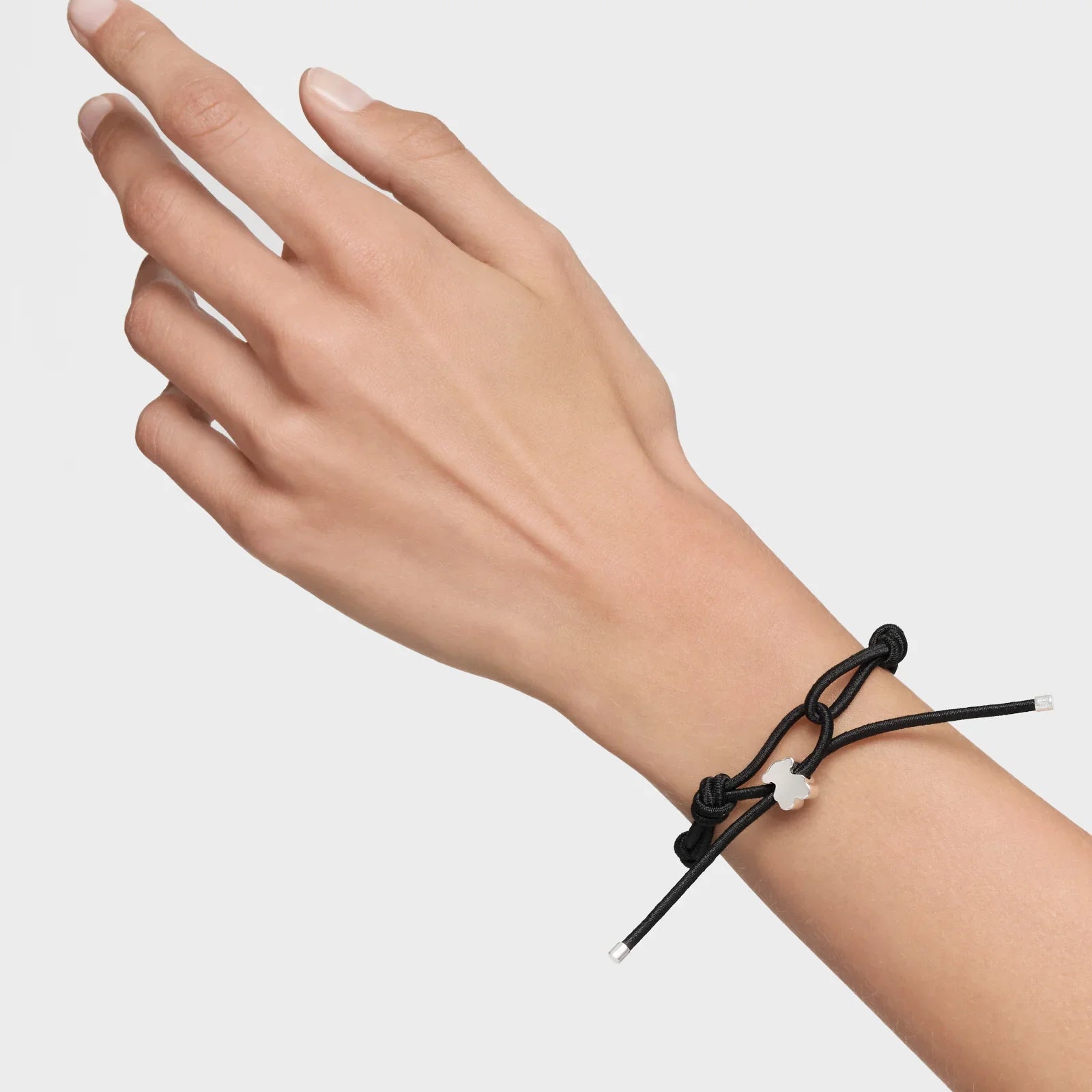 צמיד חוט שחור עם תליון מתכת בצורת כלב על פרק כף יד רקע לבן, תכשיט טרנדי CHOZEN