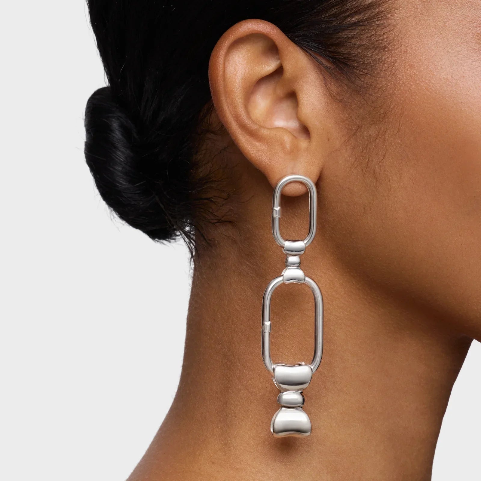 עגיל כסף גדול בעיצוב מודרני על אוזן, תכשיט אופנתי מקולקציית CHOZEN