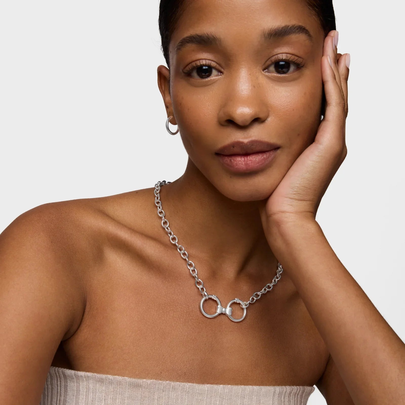 דוגמנית עם שרשרת כסף אופנתית ועגיל חישוק, CHOZEN מותגים מובילים