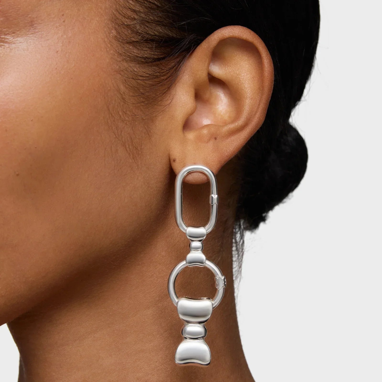 עגיל כסף מודרני תלוי על אוזן אישה, תכשיטי יוקרה CHOZEN, עיצוב ייחודי