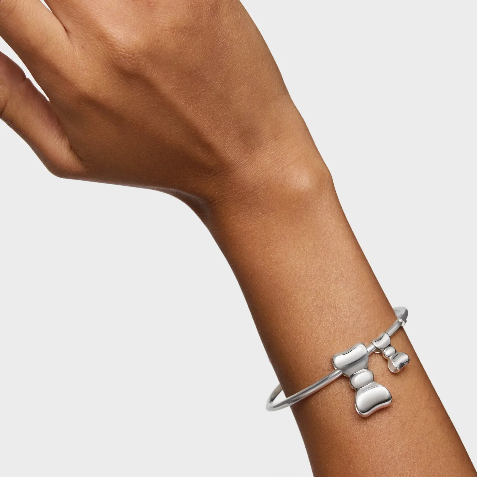 צמיד כסף מעוצב על יד דוגמנית, תכשיט אופנה יוקרתי מהמותגים של CHOZEN