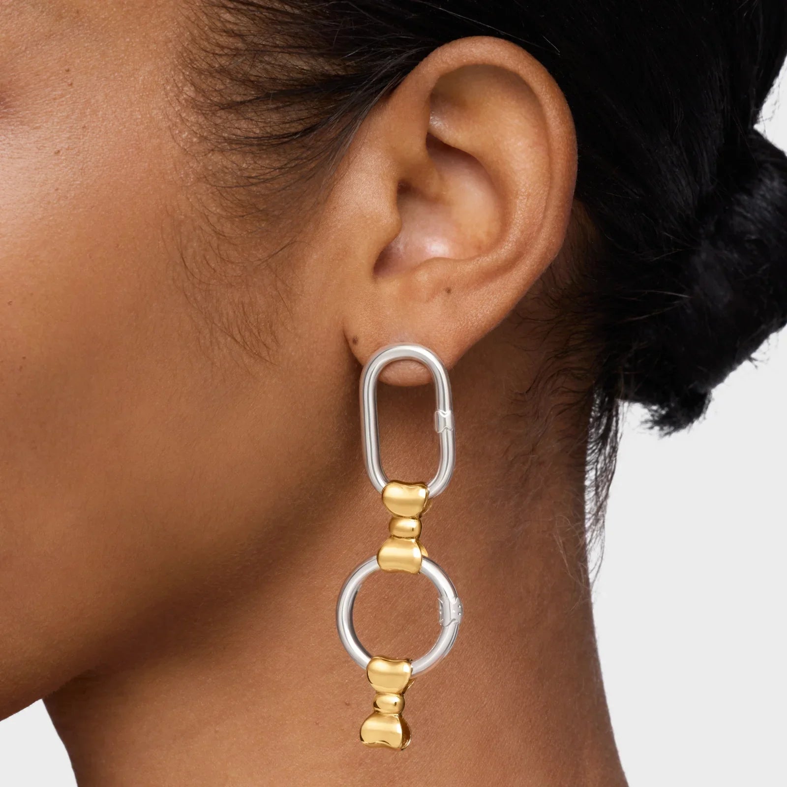 עגיל כסף וזהב יוקרתי בעיצוב מודרני לאישה, צילום תקריב, CHOZEN מותגים מובילים