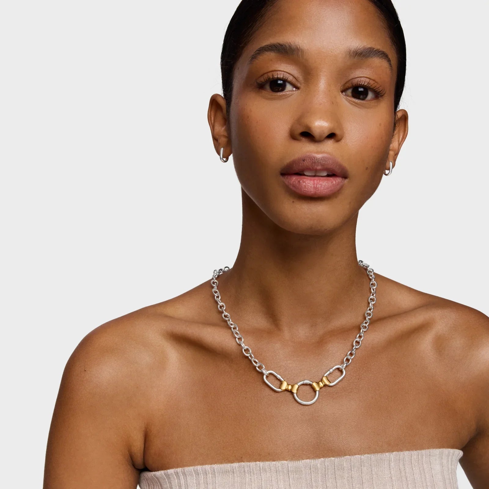 דוגמנית עונדת שרשרת טרנדית כסף עם חוליות זהב, תכשיטים יוקרתיים CHOZEN