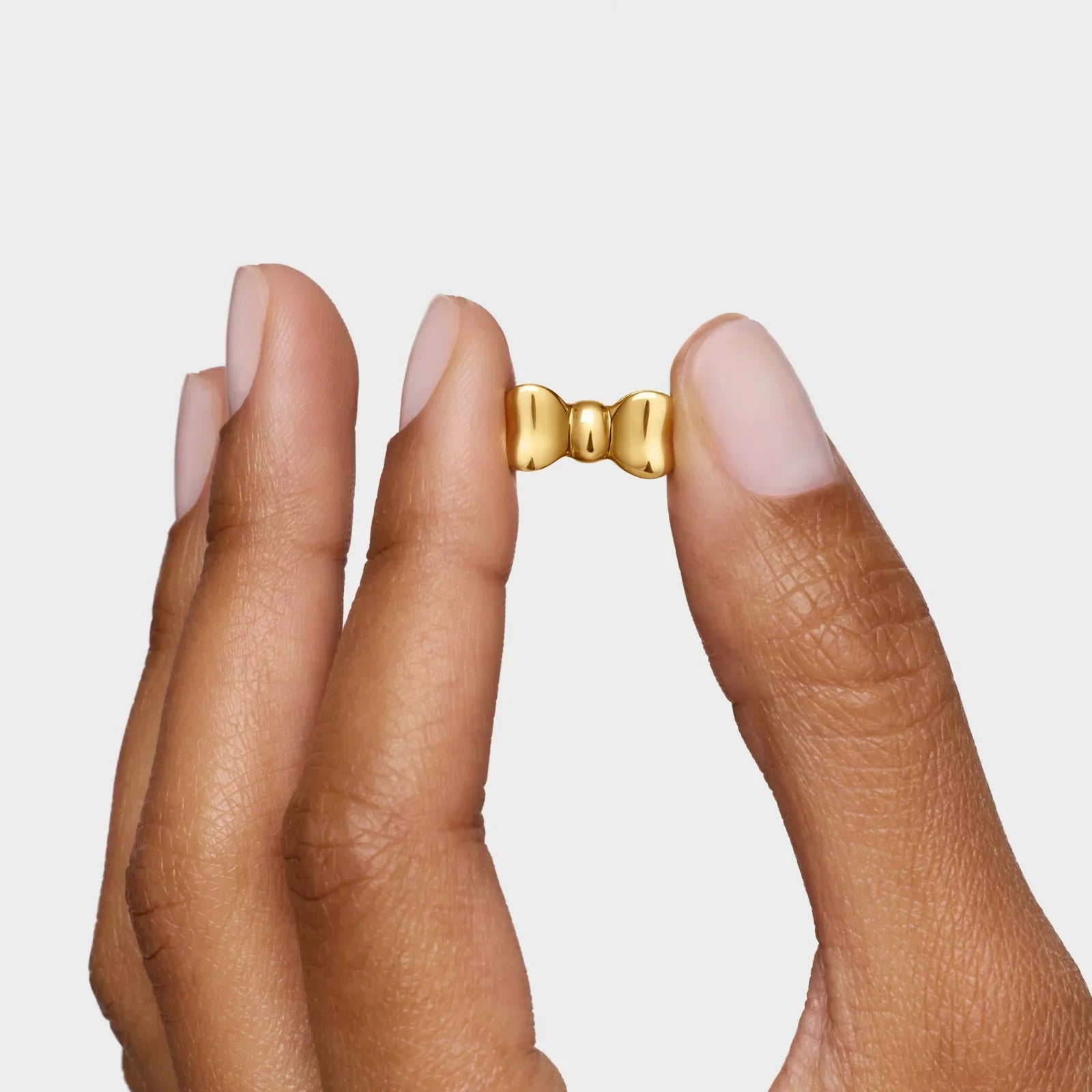 יד מחזיקה חרוז זהב קטן, תכשיט יוקרתי מ-CHOZEN מבית קבוצת אלפא