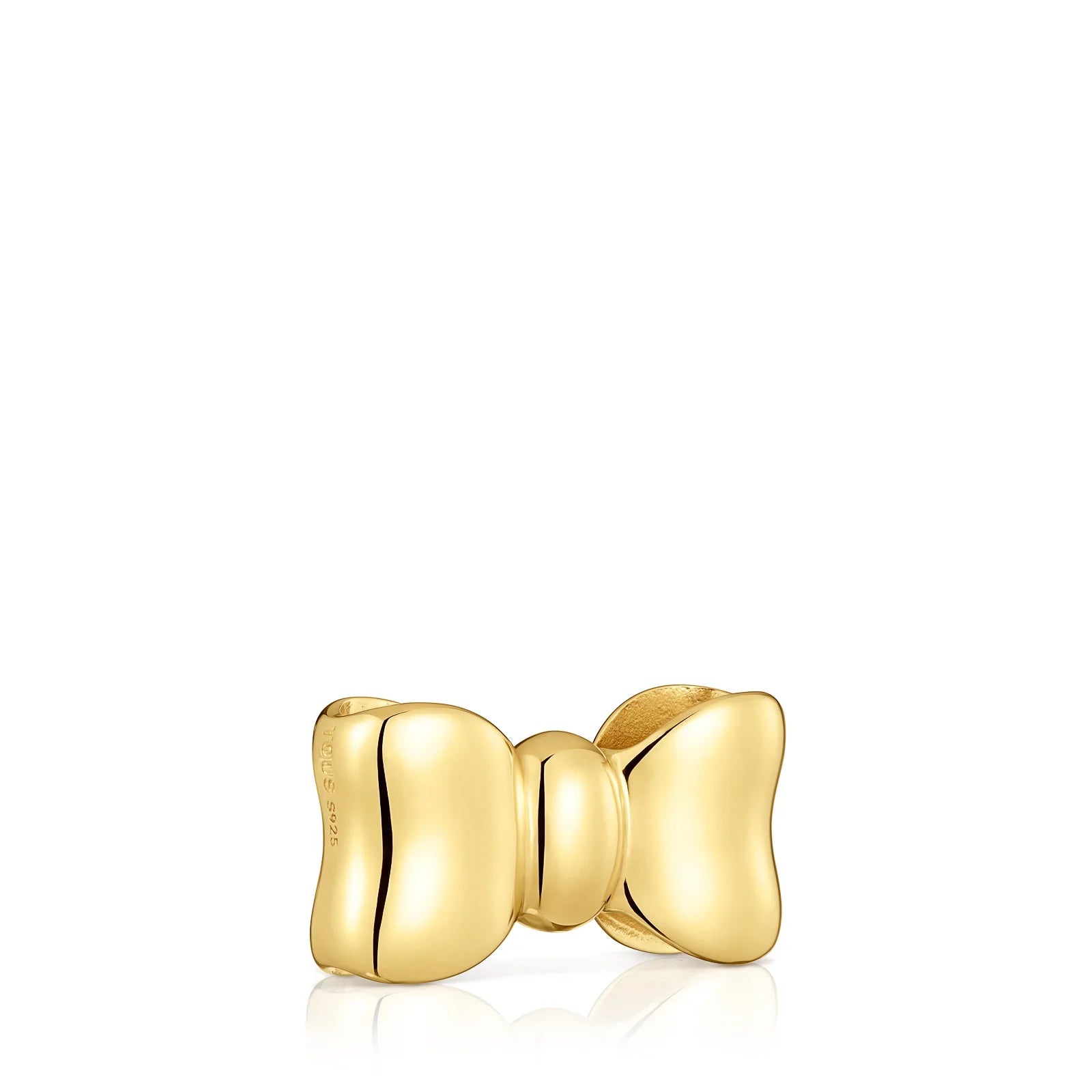 טבעת זהב מעוצבת בסגנון מודרני על רקע לבן, CHOZEN תכשיטים יוקרתיים