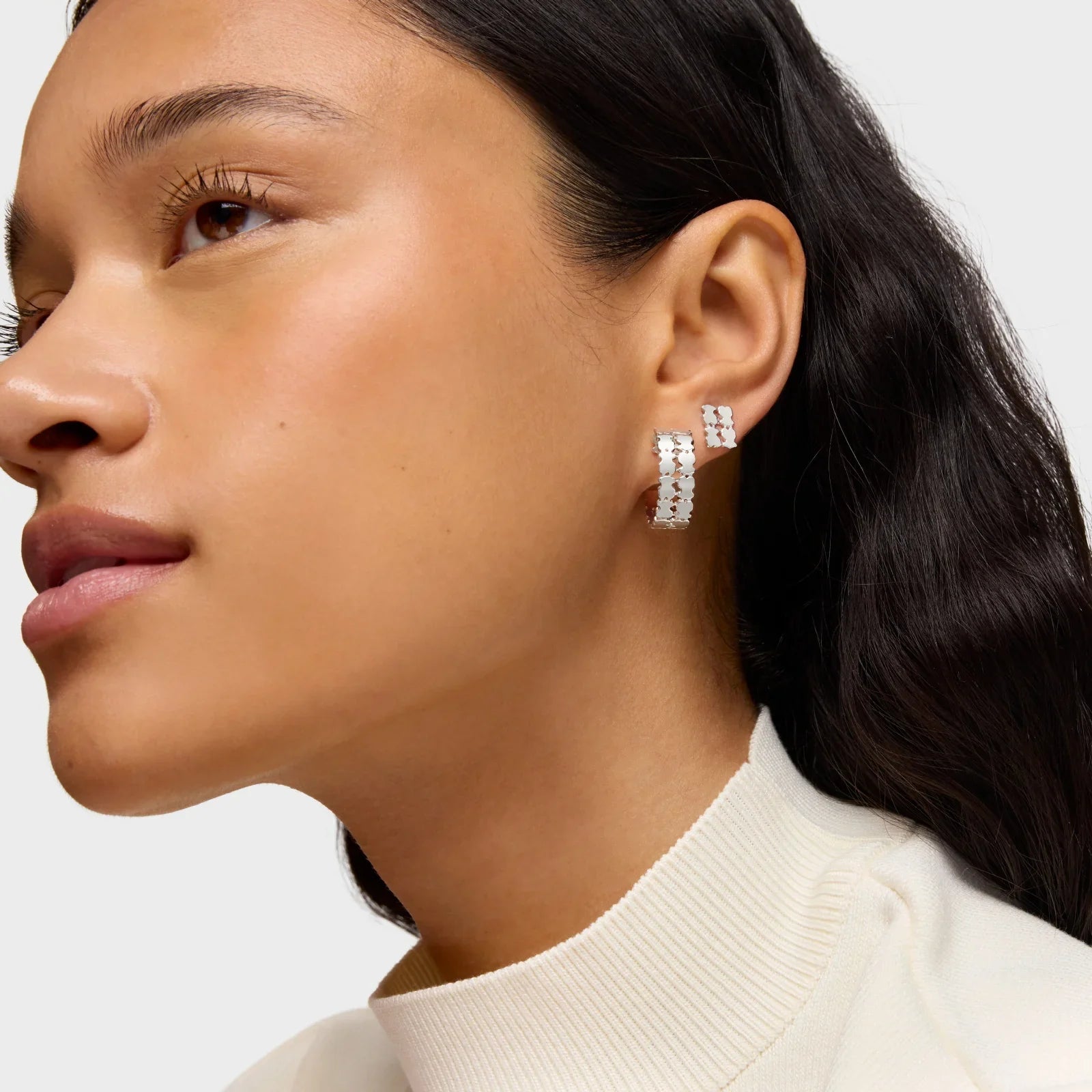 אישה עונדת זוג עגילי חישוק כסף בעיצוב ייחודי, תכשיטי אופנה CHOZEN מבית קבוצת אלפא