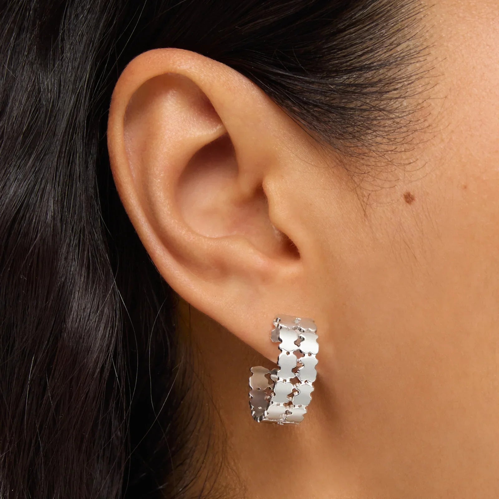 עגיל חישוק כסף מעוצב על אוזן, תכשיטים יוקרתיים CHOZEN, קבוצת אלפא