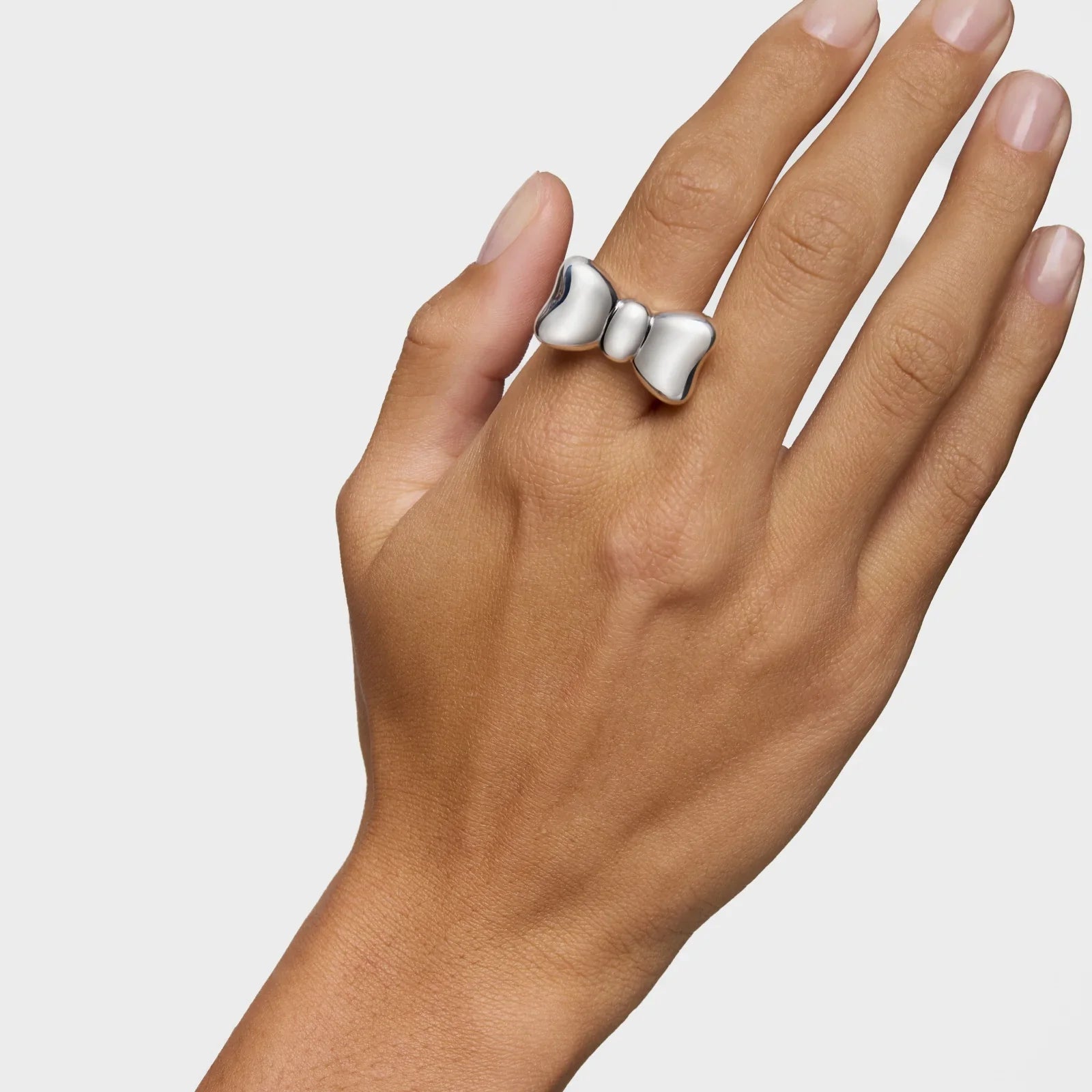 טבעת כסף בעיצוב פפיון על אצבע, תכשיטים איכותיים CHOZEN מבית קבוצת אלפא