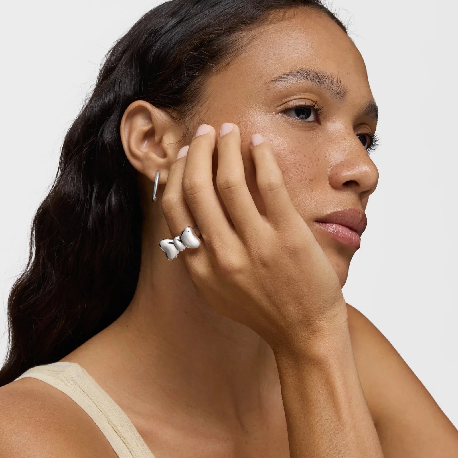 אישה עונדת טבעת כסף מעוצבת ועגיל כסף, תכשיטים יוקרתיים CHOZEN