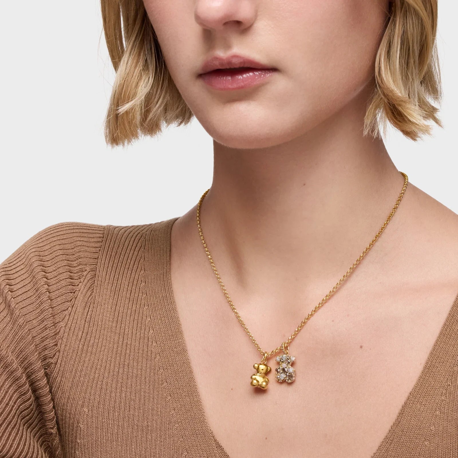 שרשרת דובונים זהב ואבנים על צוואר אישה, תכשיט יוקרתי CHOZEN אופנה