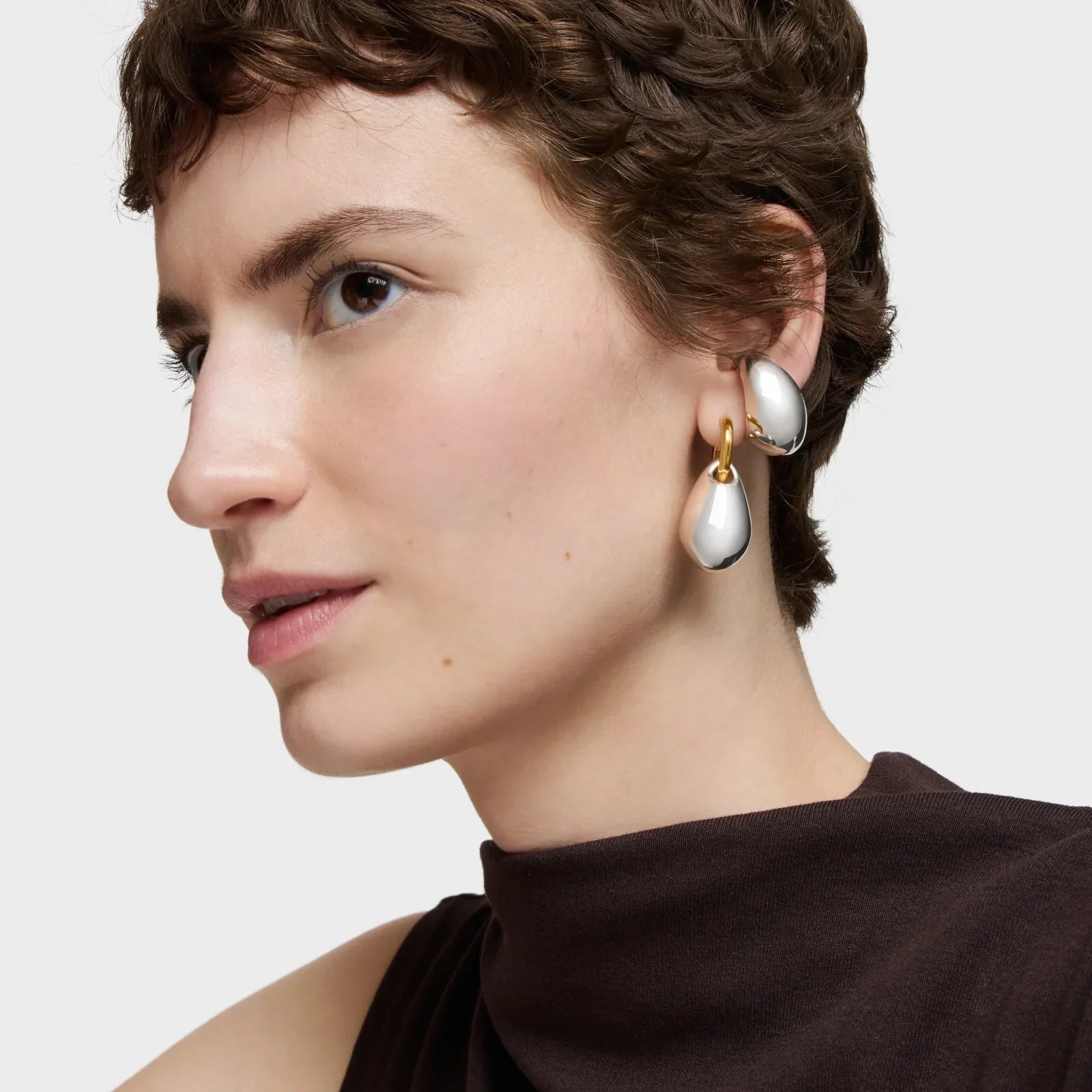 עגילי טיפה מזהב וכסף על דוגמנית, אופנה יוקרתית CHOZEN, צילום תקריב