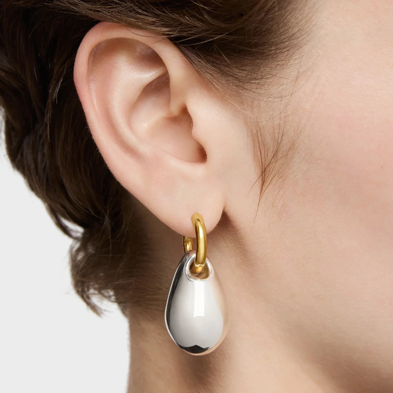 עגיל יוקרתי כסף וזהב בעיצוב מודרני לאוזן, תכשיטים CHOZEN מבית קבוצת אלפא