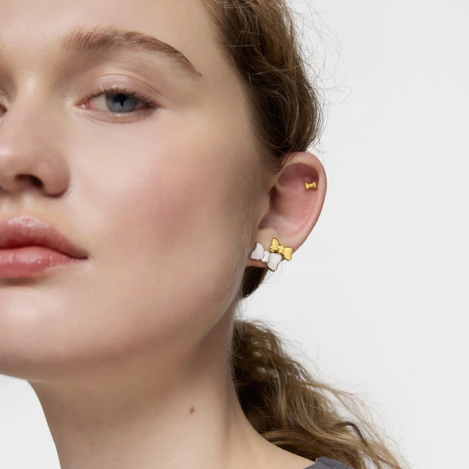 עגילי פרפר זהב ולבן על דוגמנית, תכשיטי CHOZEN, אופנה יוקרתית מבית קבוצת אלפא