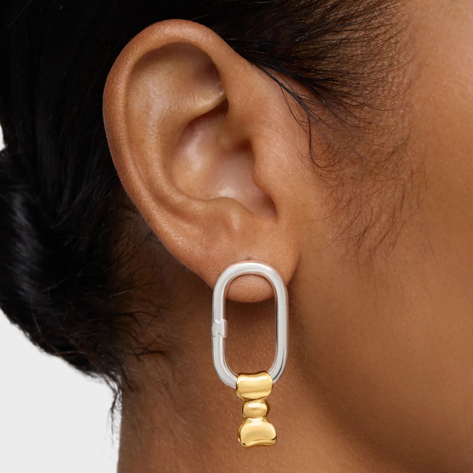 עגיל כסוף עם תליון זהב מודרני על אוזן, תכשיט אופנה יוקרתי מקבוצת אלפא CHOZEN