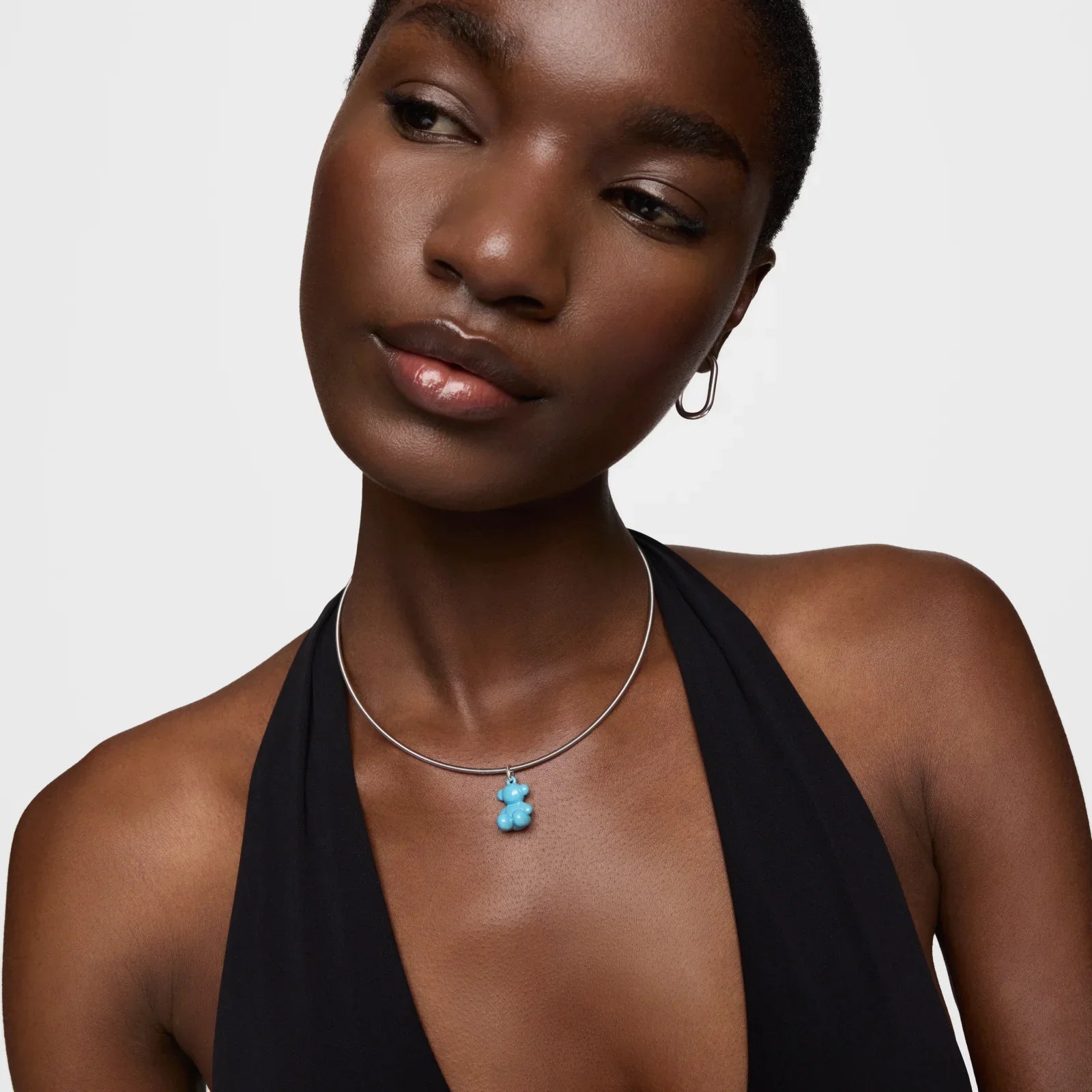 שרשרת כסף עם תליון כחול על דוגמנית, תכשיטי מותגים יוקרתיים CHOZEN