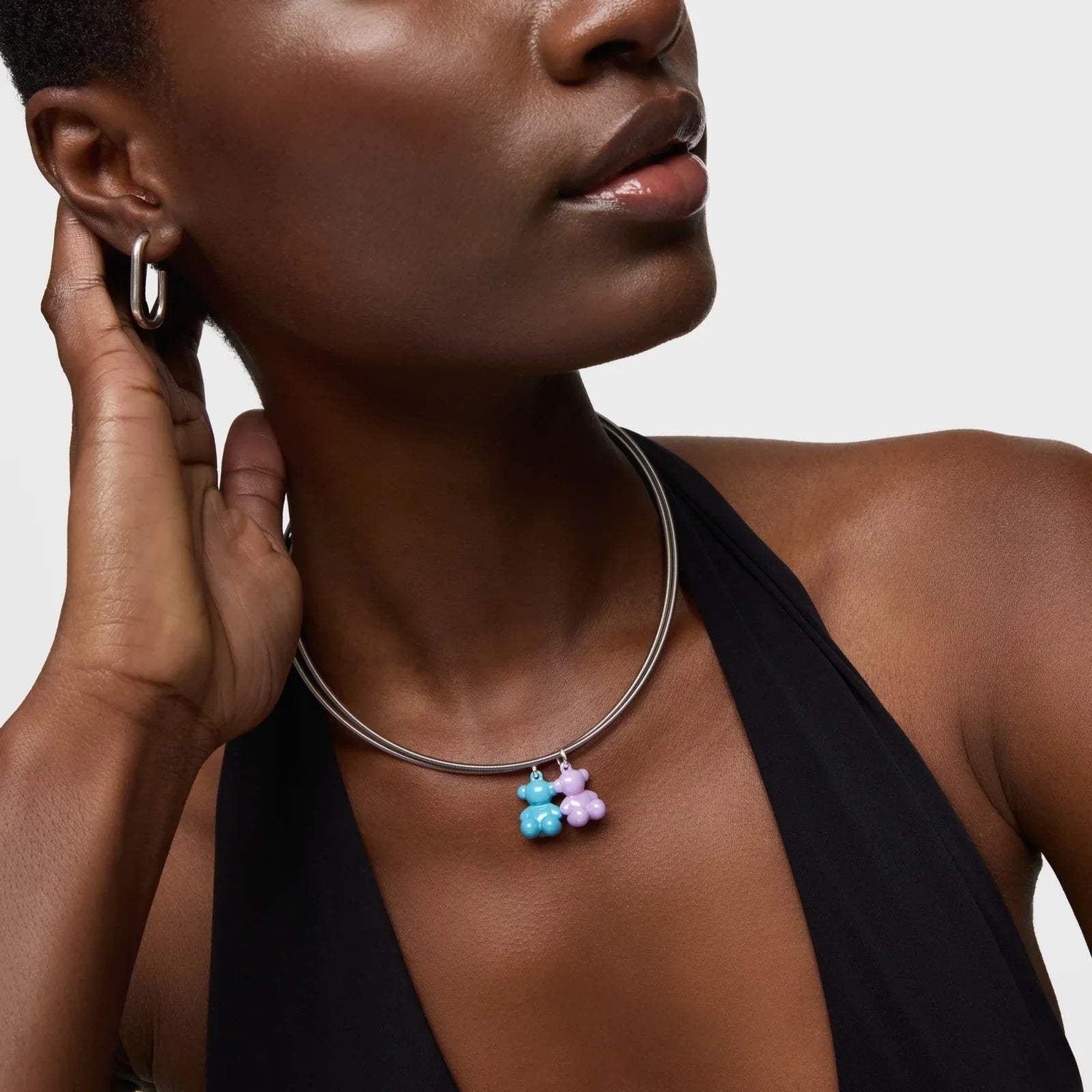 דוגמנית עונדת שרשרת כסף עם תליון דובי כחול וסגול, מבית CHOZEN, אופנה יוקרתית