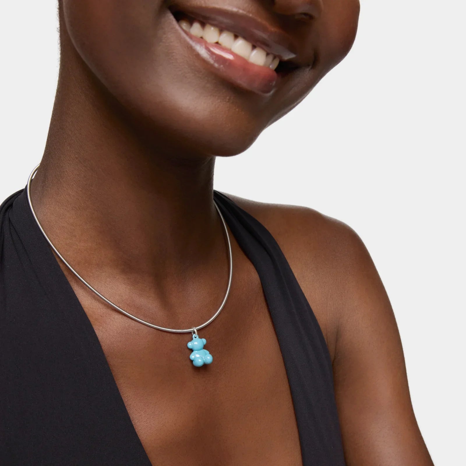 שרשרת כסף יוקרתית עם תליון דובי תכלת, על רקע חולצה שחורה, ב-CHOZEN