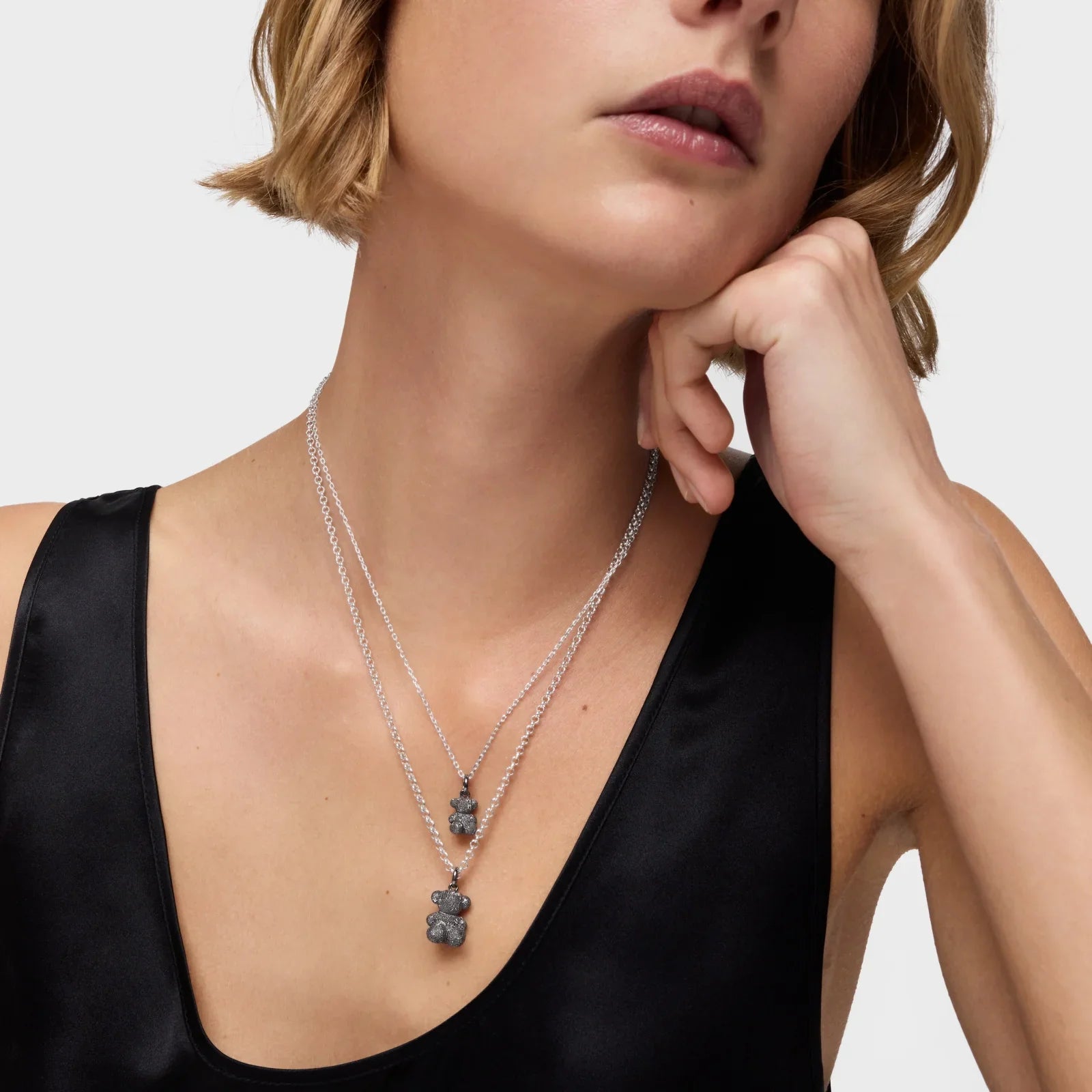 שרשרת דו-שכבתית עם תליוני דובון כסופים על דוגמנית בחולצה שחורה, CHOZEN מותגים מובילים