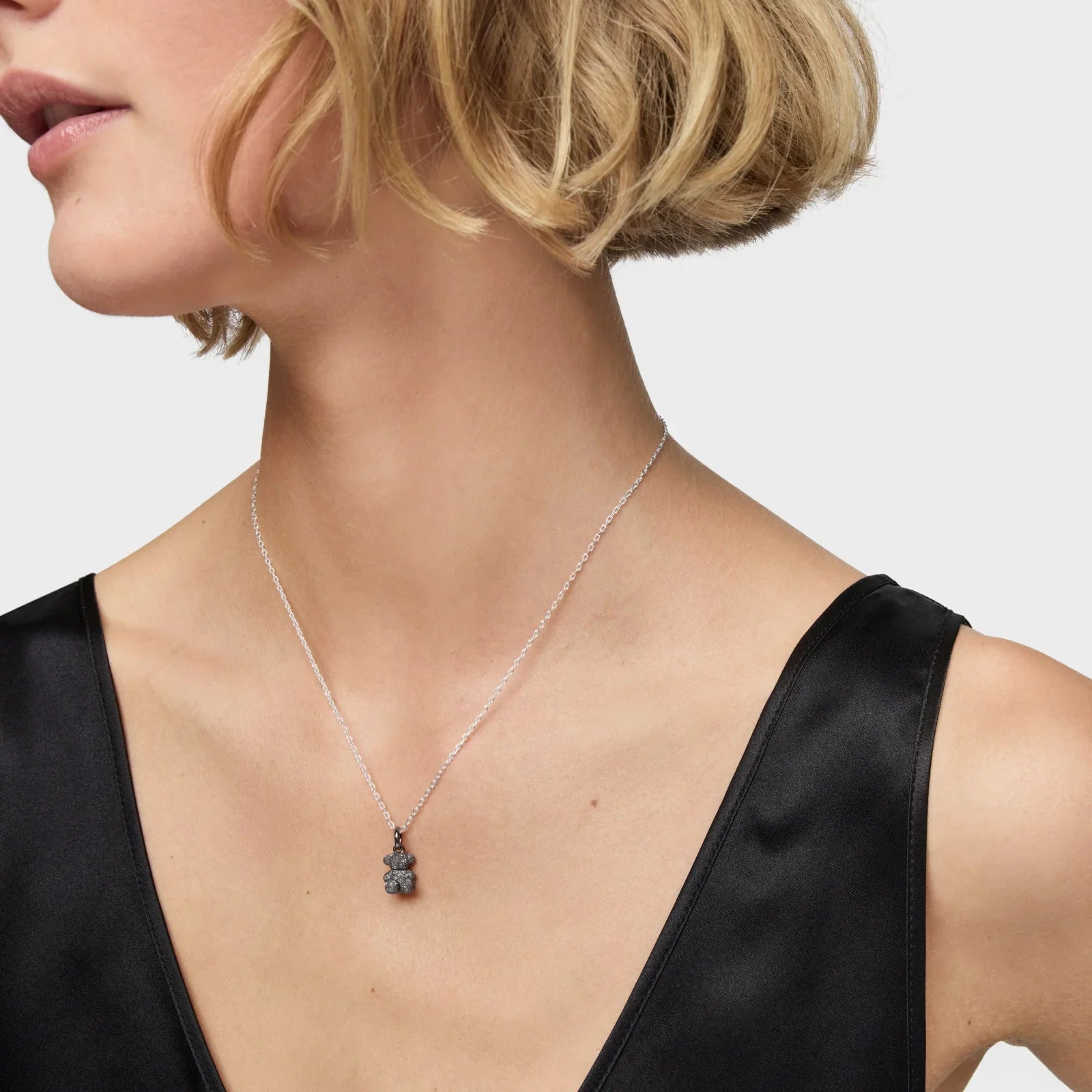 שרשרת כסף עדינה עם תליון פרח על דוגמנית בשמלת ערב שחורה, מותגים מובילים CHOZEN