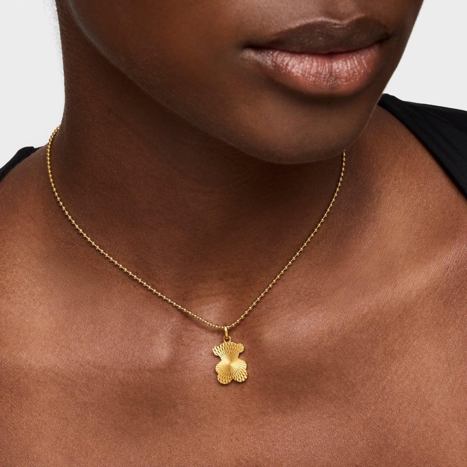 שרשרת זהב עדינה תליון פרח מעוצב CHOZEN תקריב לצוואר