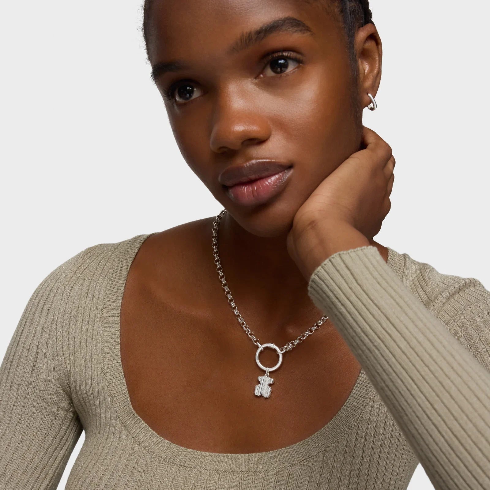 אישה עונדת שרשרת כסף עם תליון חמסה, אופנה יוקרתית CHOZEN