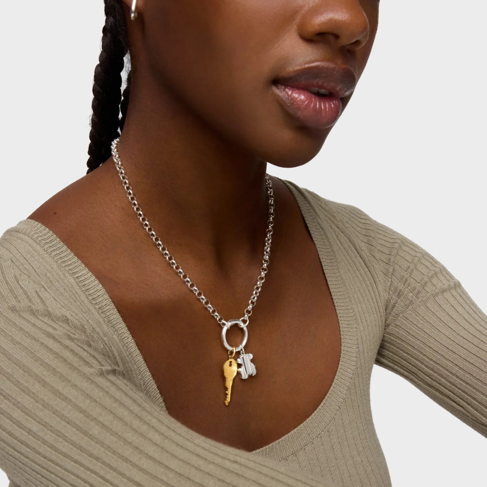 שרשרת כסף אופנתית עם תליון מפתח זהב, דגם מעוצב מקולקציית תכשיטים CHOZEN