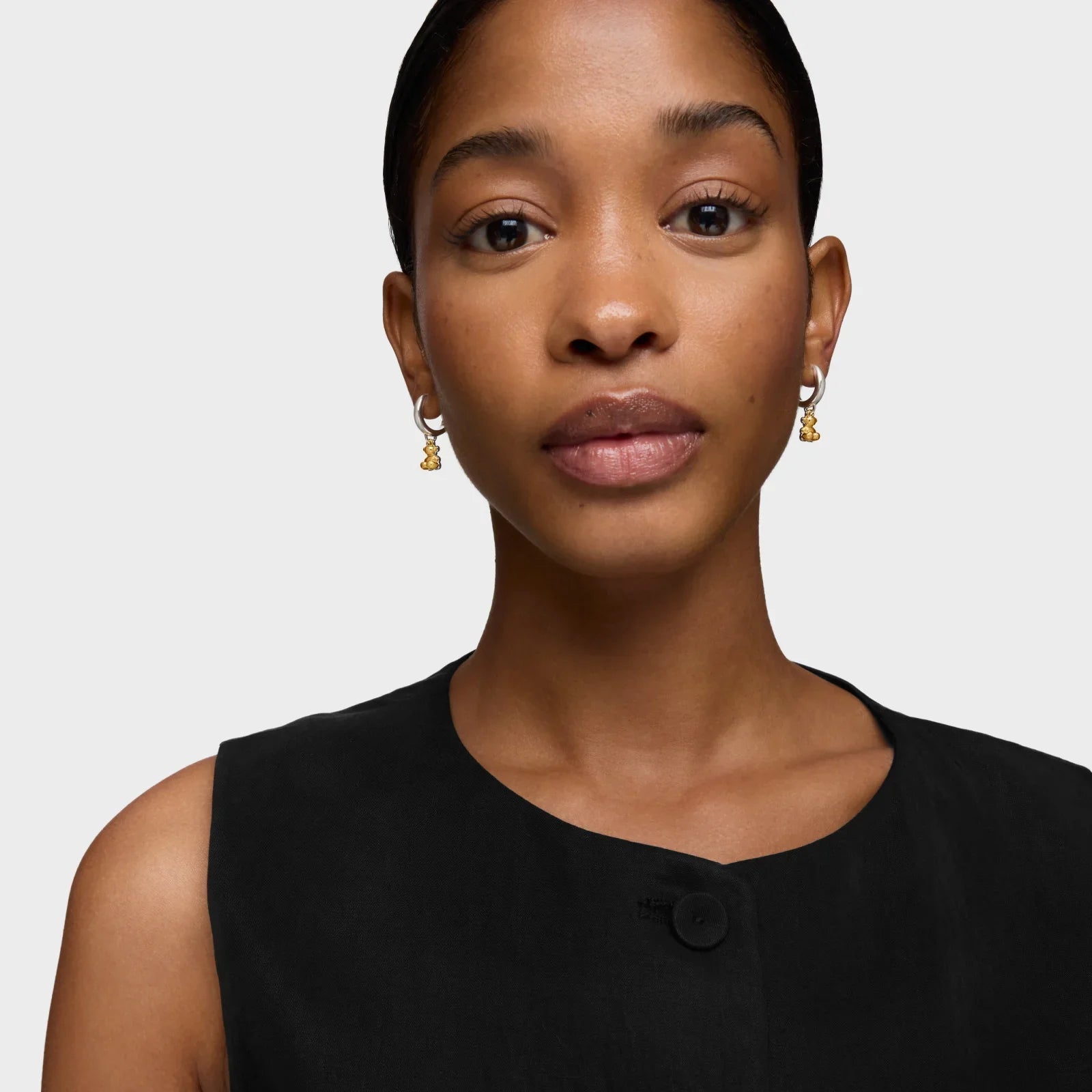 דוגמנית עם עגילי זהב לתמונה רשמית, CHOZEN מותגים מובילים