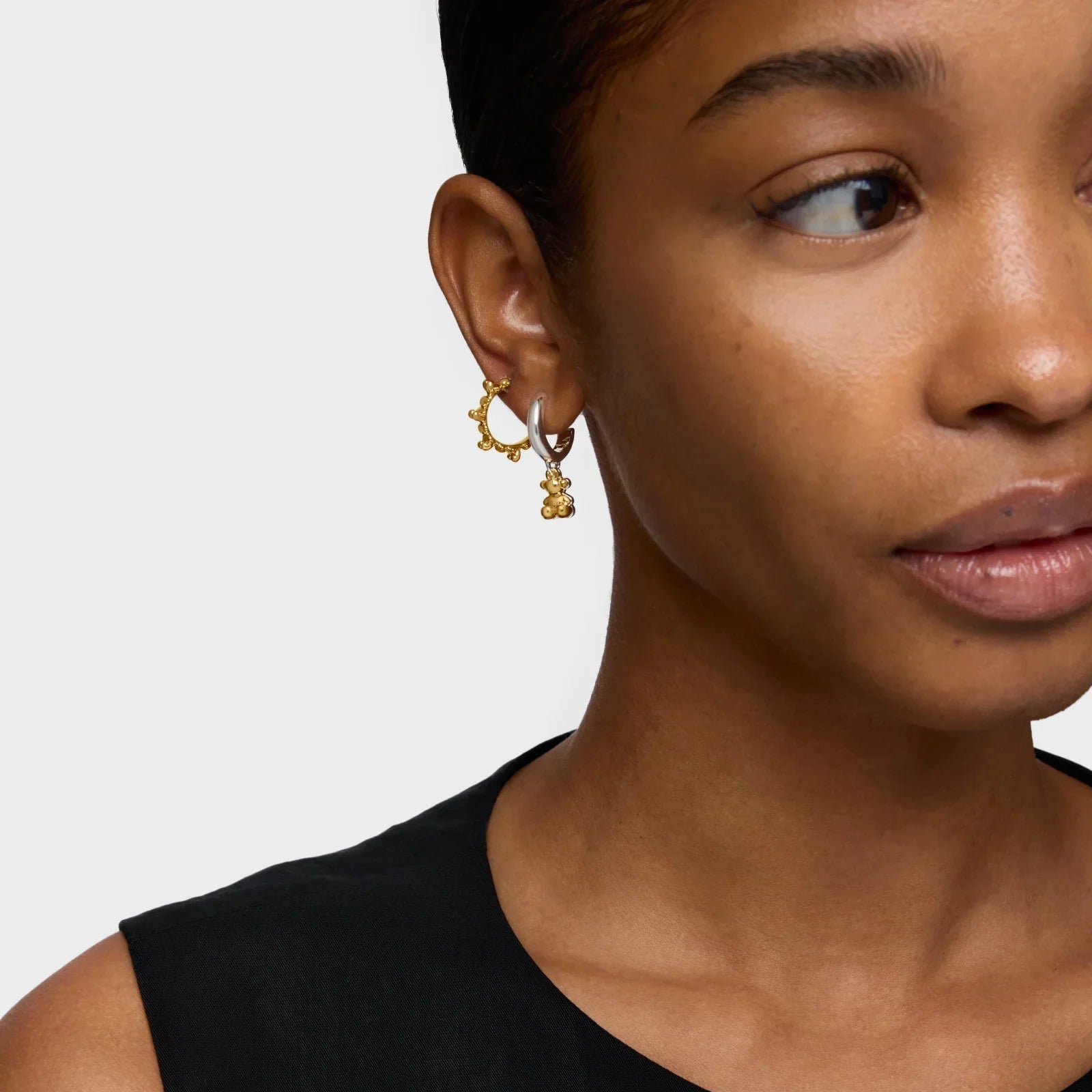 עגילי חישוק זהב וכסף יוקרתיים על דוגמנית, תכשיטים באתר CHOZEN