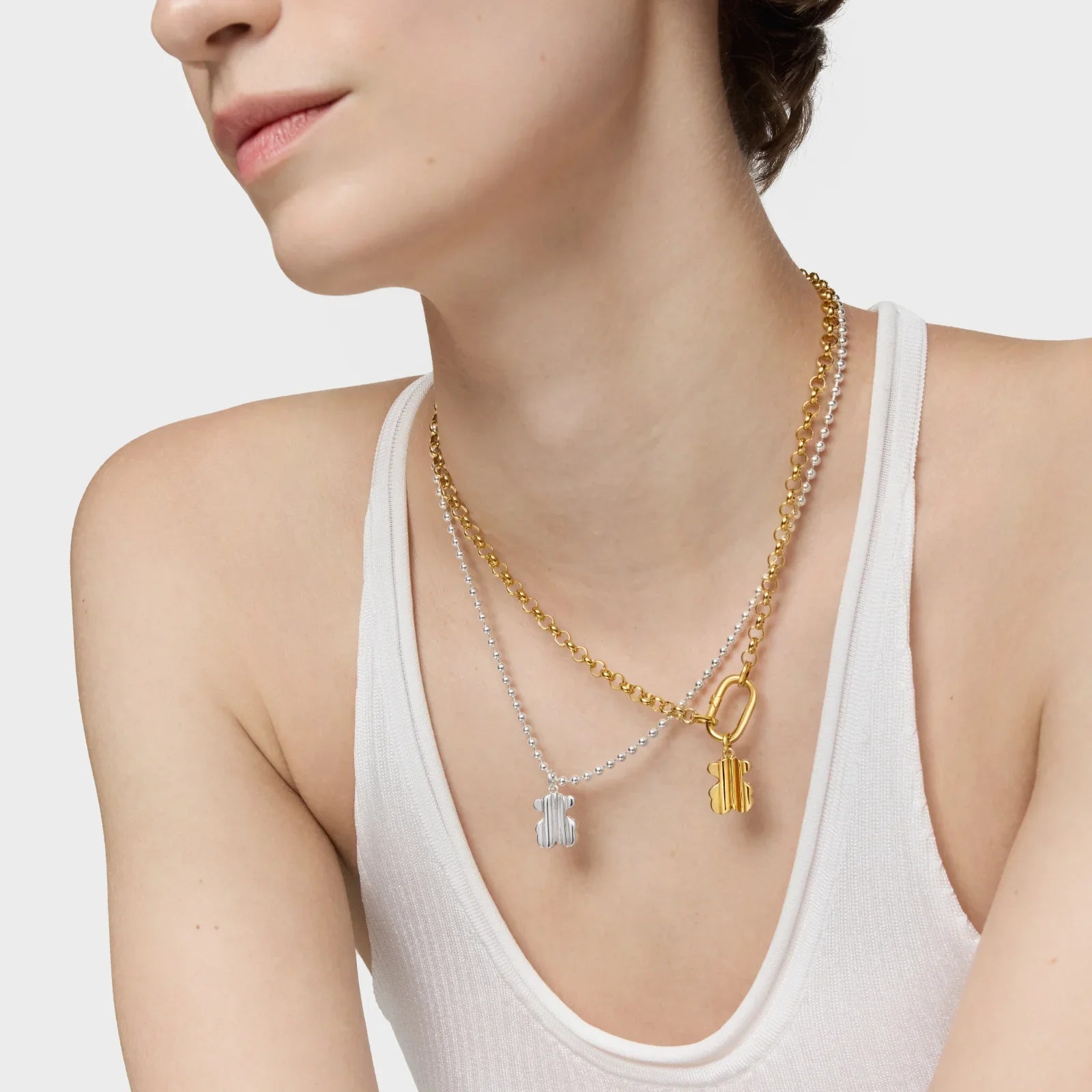 שרשראות זהב וכסף עם תליוני דוב מעוצבים על דוגמנית, CHOZEN מותג אופנה מוביל