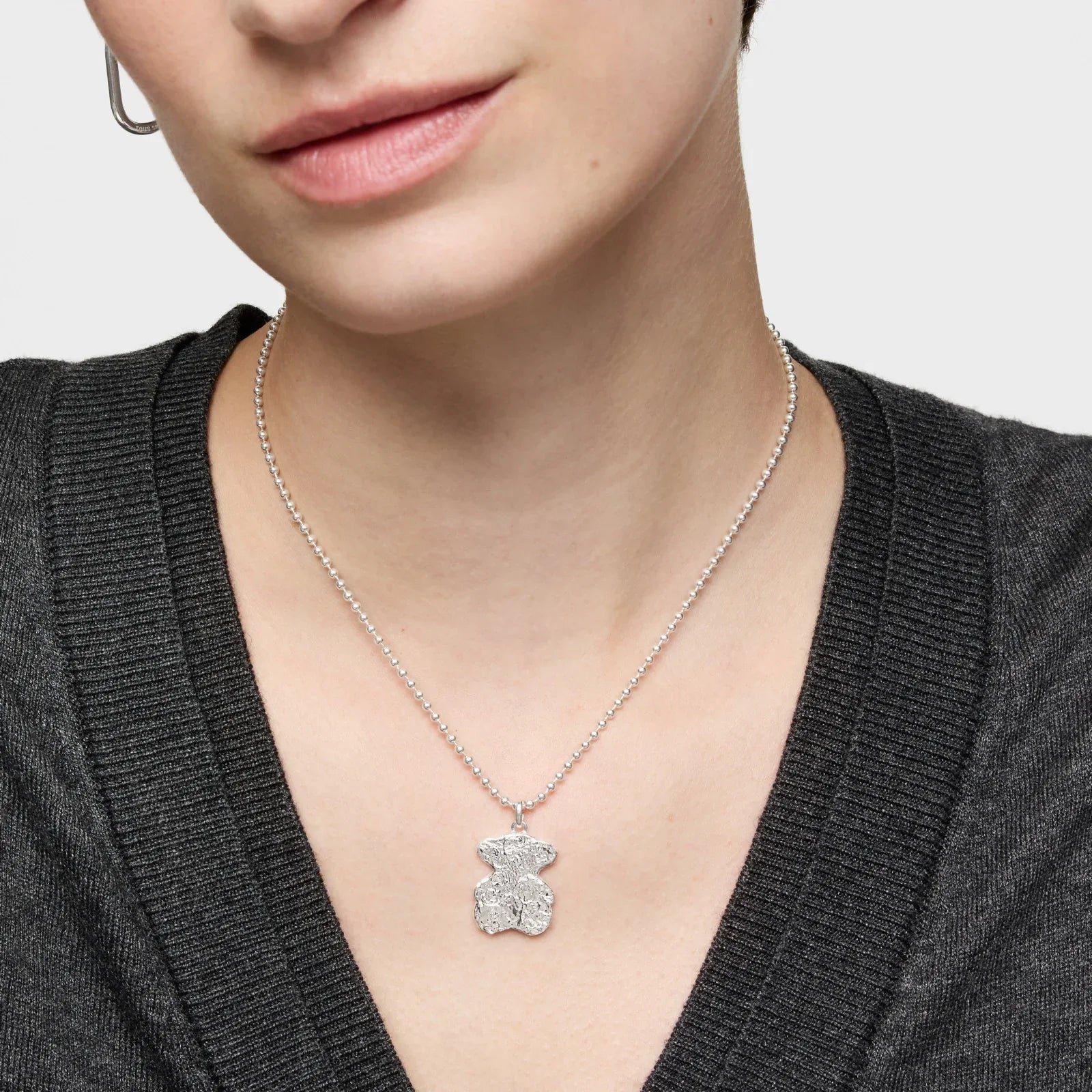 שרשרת כסף עם תליון דוב על דוגמנית, תכשיט אופנתי של CHOZEN