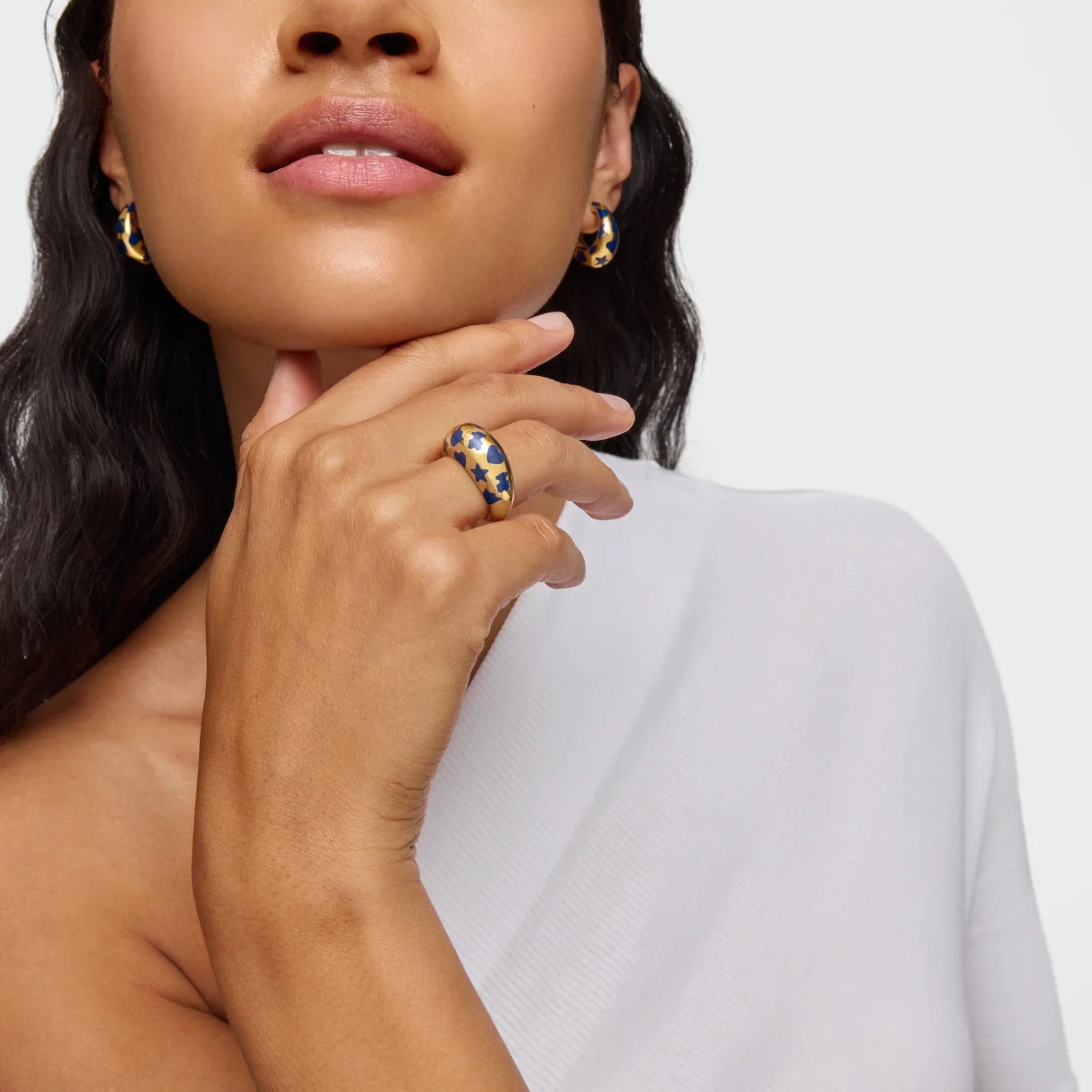 אישה עונדת עגילי חישוק וטבעת כחולים עם כוכבים, תכשיטים יוקרתיים מבית CHOZEN