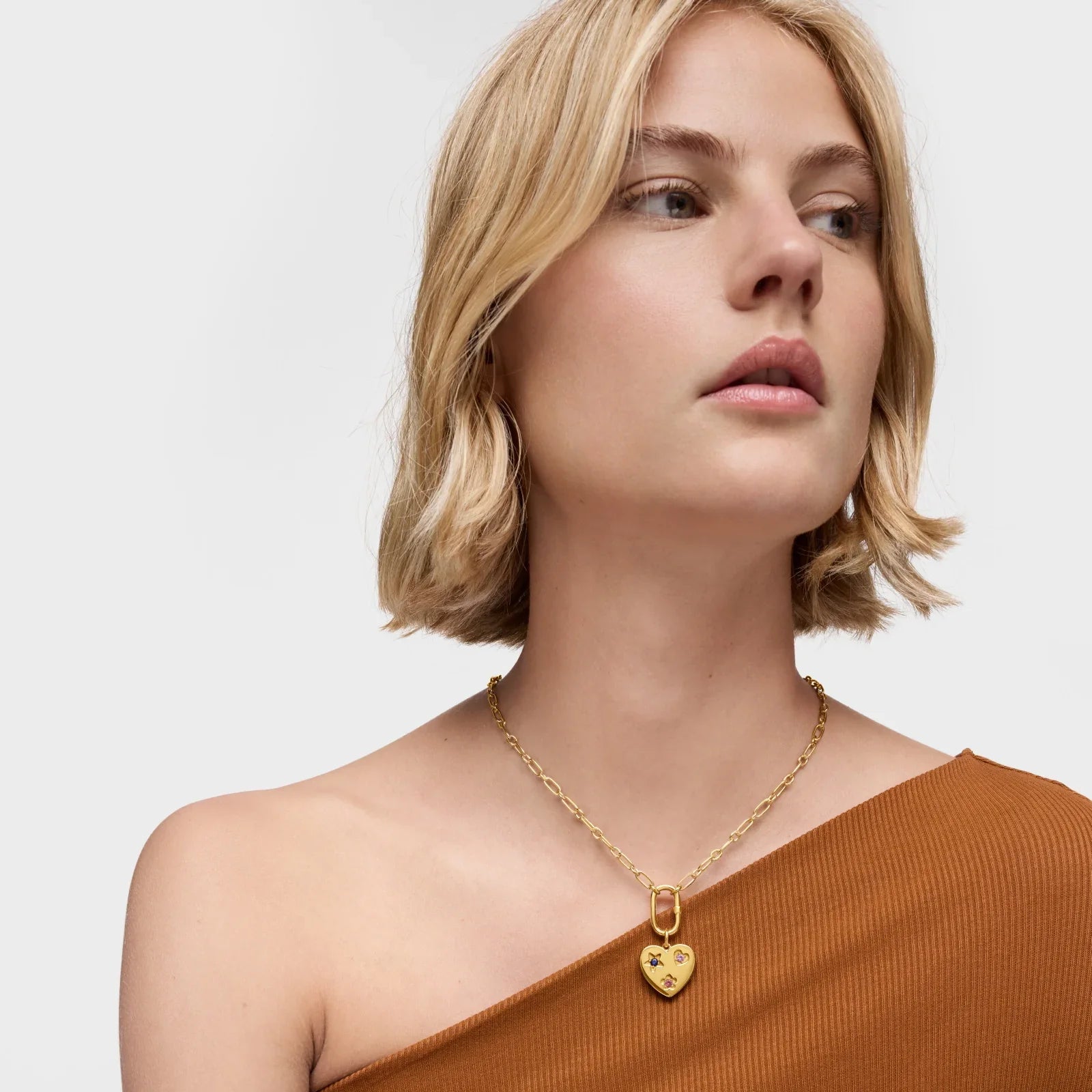 דוגמנית עם שרשרת זהב תליון לב, צ׳וזן תכשיטים, אופנה יוקרתית מבית קבוצת אלפא