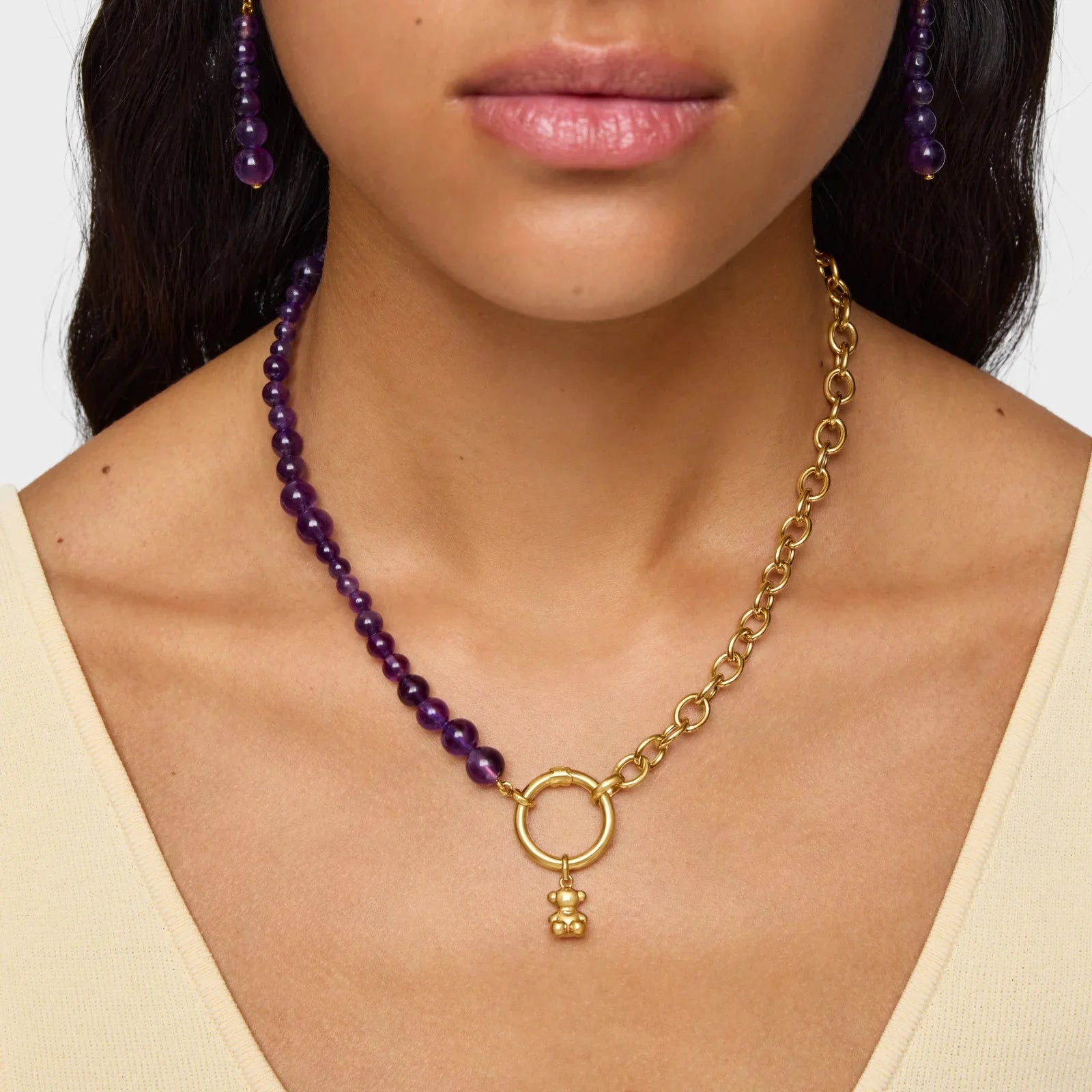 שרשרת אופנתית זהב ואבני חן סגולות על דוגמנית, מבית CHOZEN קבוצת אלפא