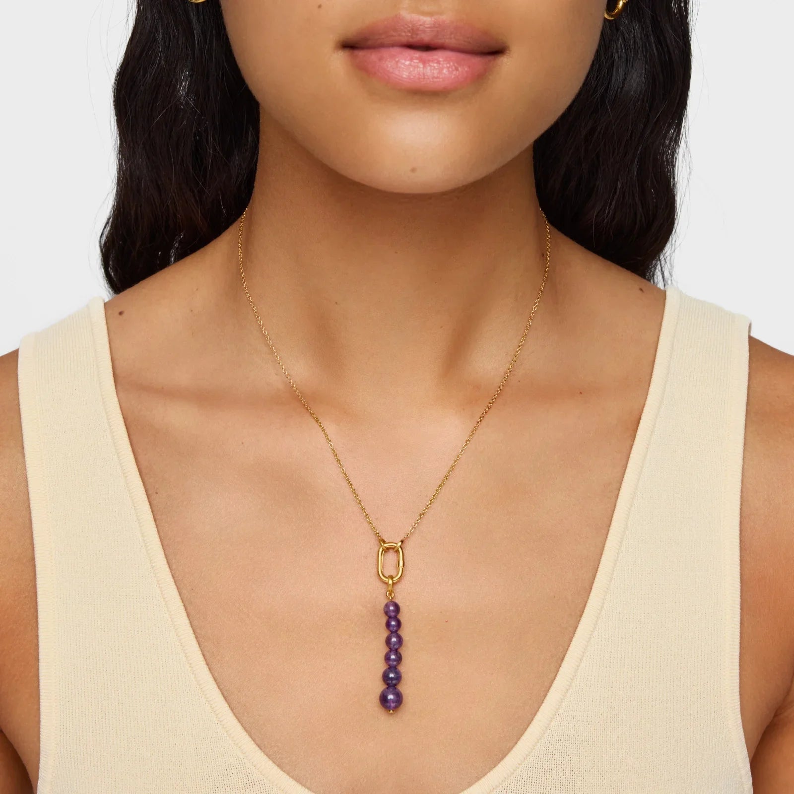 שרשרת זהב עם תליון חרוזים סגולים לאישה, צילום תקריב, CHOZEN, מותגים מובילים